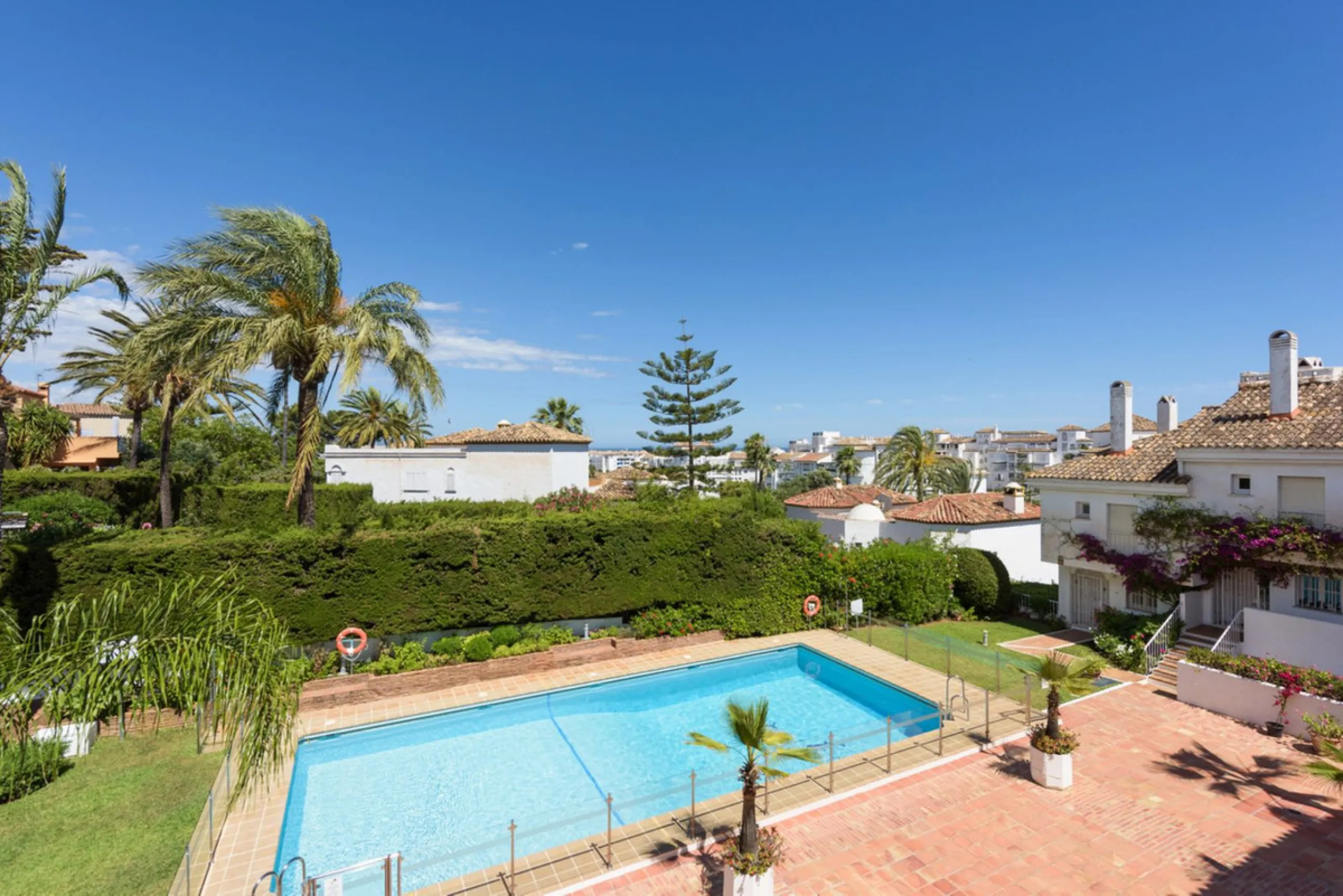 For sale townhouse renovated with quality materials and contemporary style located in one of the best areas of Marbella.