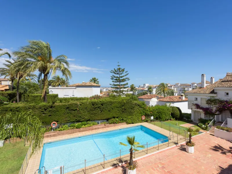 For sale townhouse renovated with quality materials and contemporary style located in one of the best areas of Marbella.