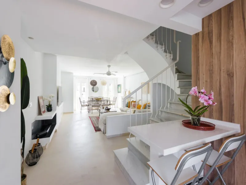 For sale townhouse renovated with quality materials and contemporary style located in one of the best areas of Marbella.