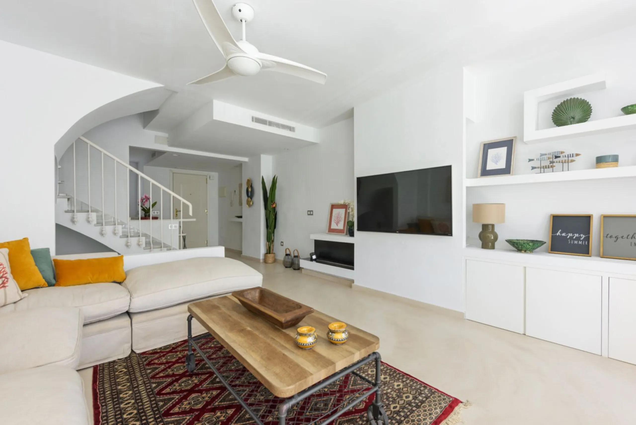 For sale townhouse renovated with quality materials and contemporary style located in one of the best areas of Marbella.