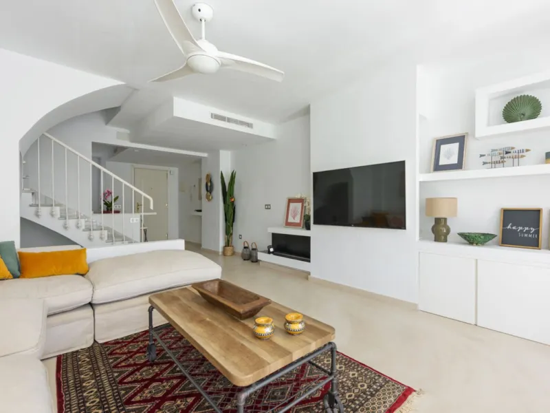 For sale townhouse renovated with quality materials and contemporary style located in one of the best areas of Marbella.