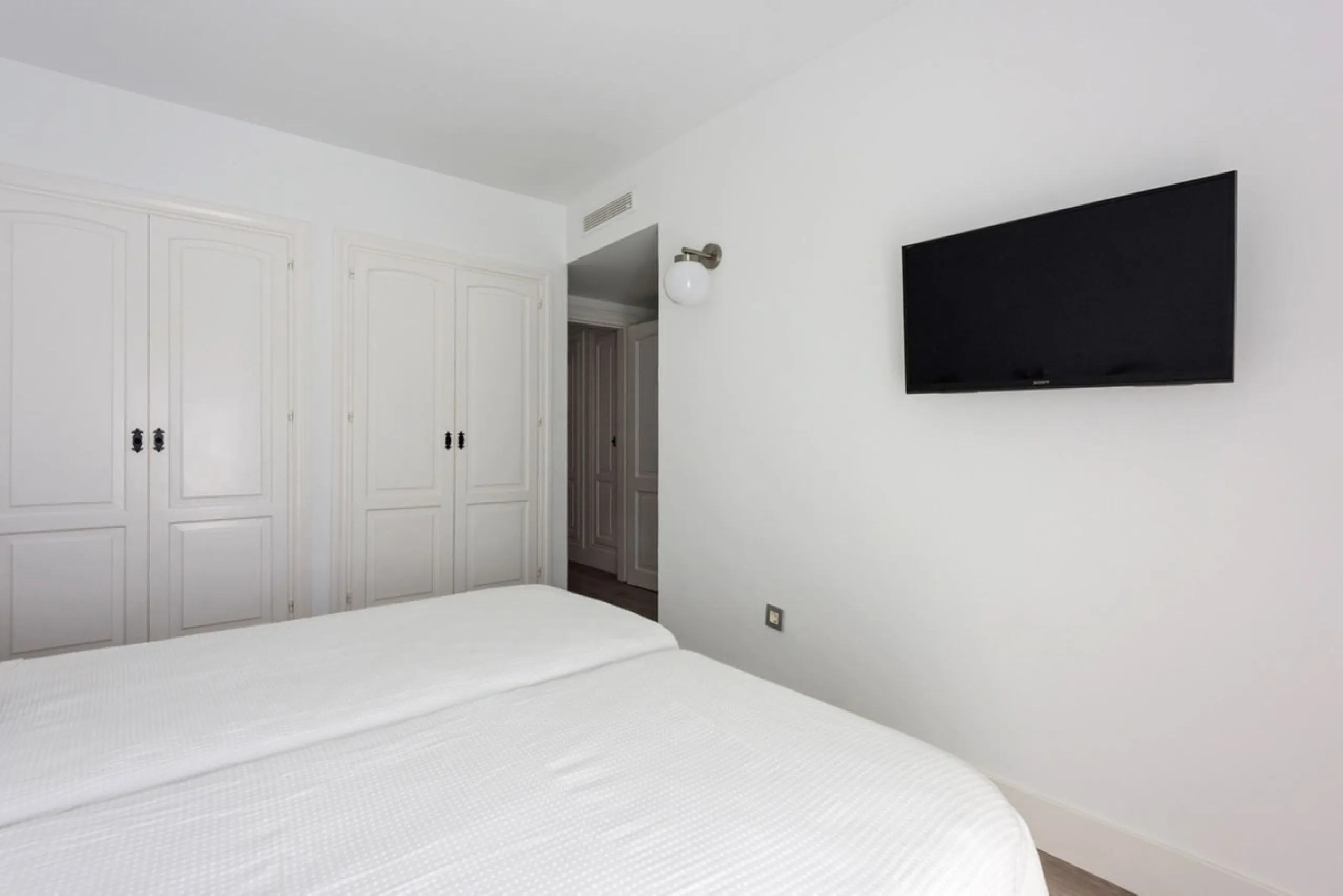 For sale townhouse renovated with quality materials and contemporary style located in one of the best areas of Marbella.