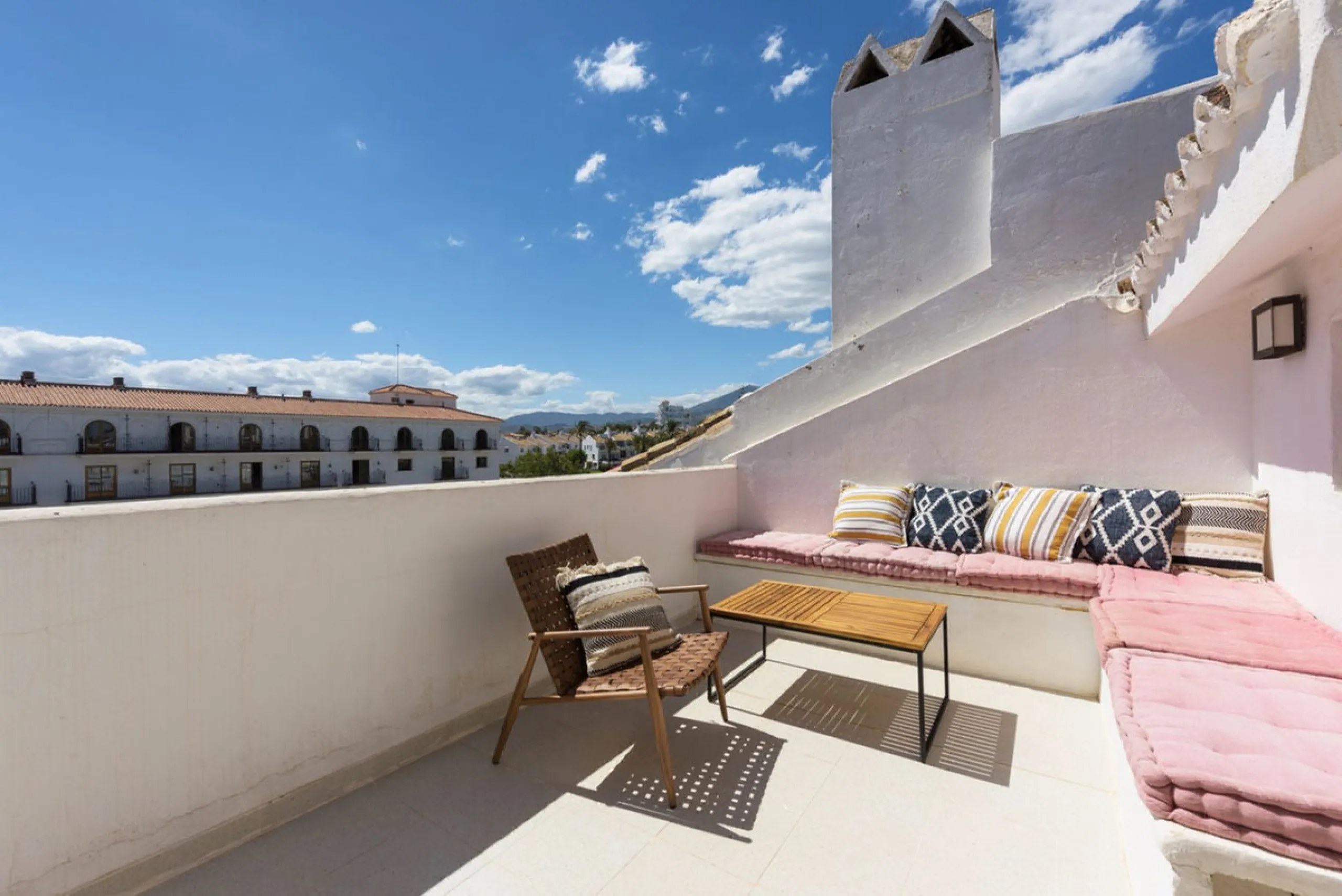 For sale townhouse renovated with quality materials and contemporary style located in one of the best areas of Marbella.