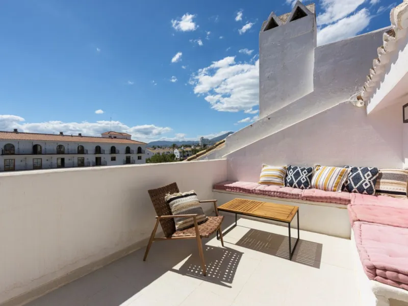 For sale townhouse renovated with quality materials and contemporary style located in one of the best areas of Marbella.