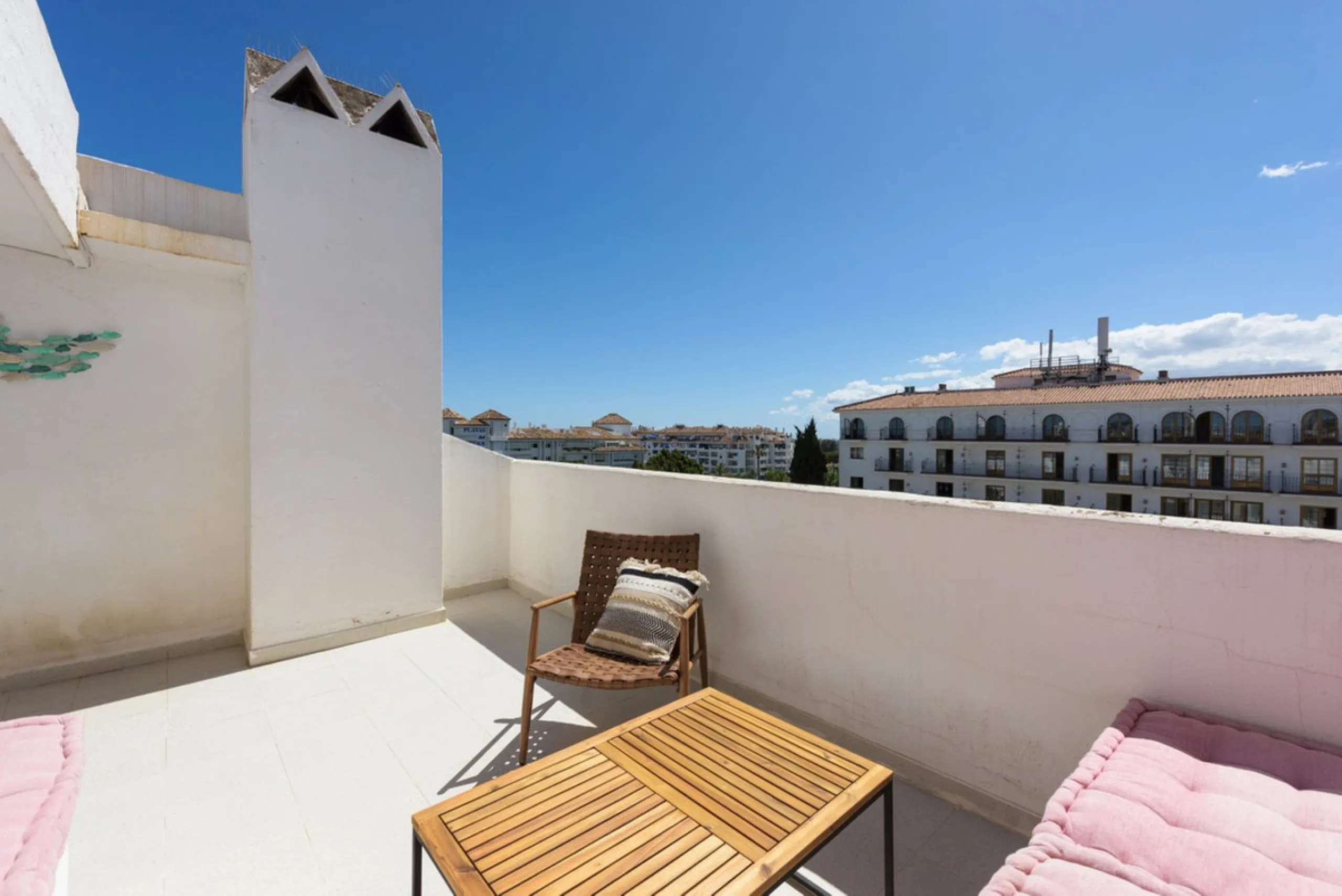 For sale townhouse renovated with quality materials and contemporary style located in one of the best areas of Marbella.