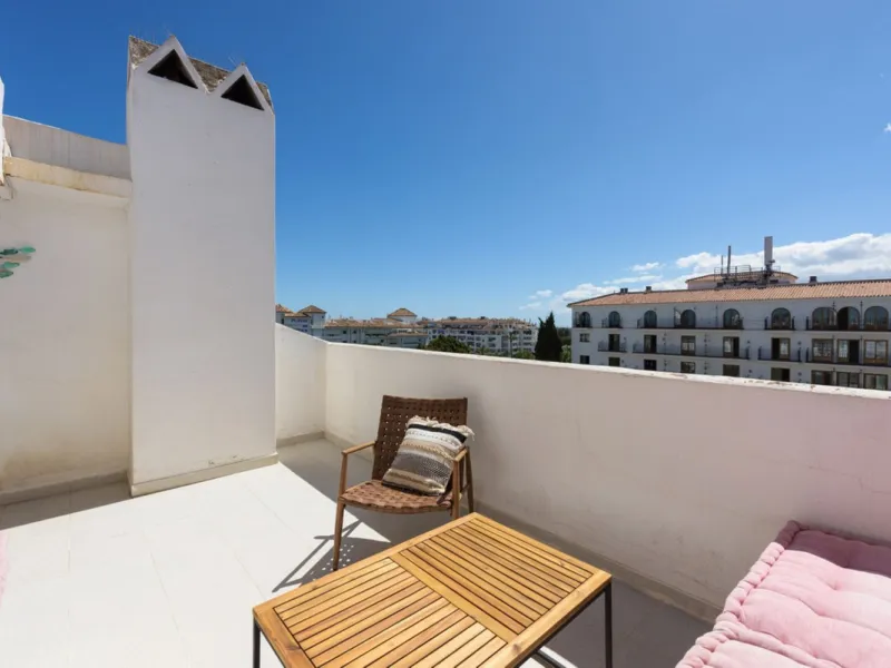 For sale townhouse renovated with quality materials and contemporary style located in one of the best areas of Marbella.