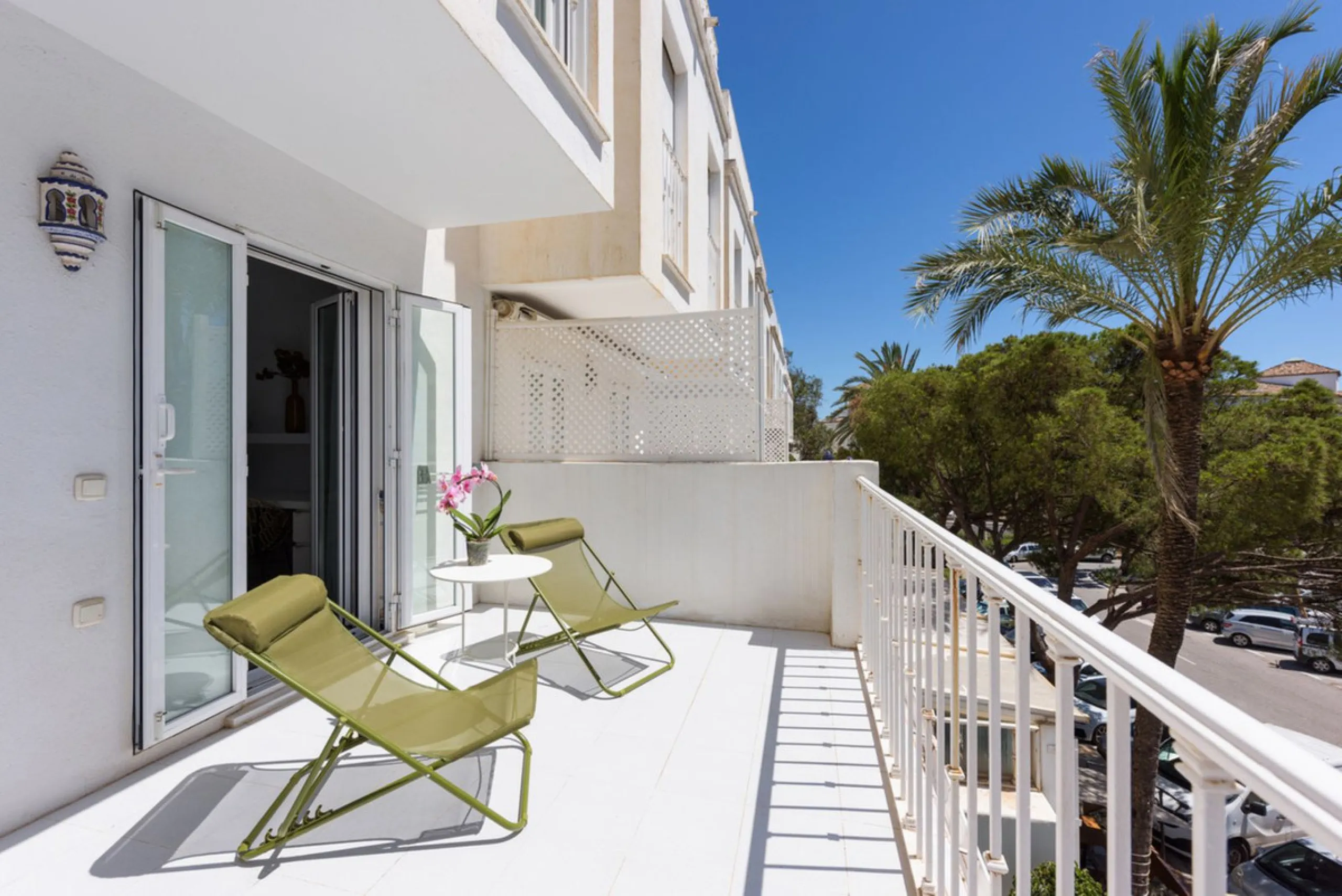 For sale townhouse renovated with quality materials and contemporary style located in one of the best areas of Marbella.