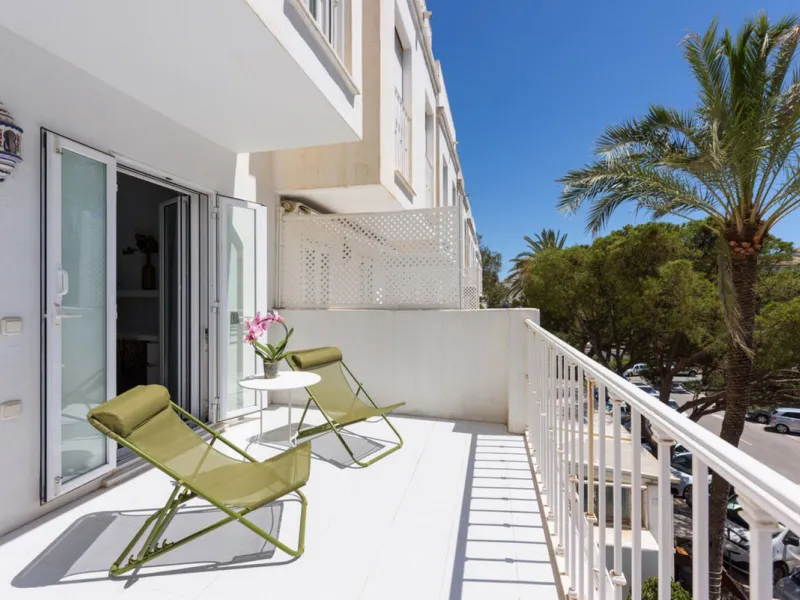 For sale townhouse renovated with quality materials and contemporary style located in one of the best areas of Marbella.