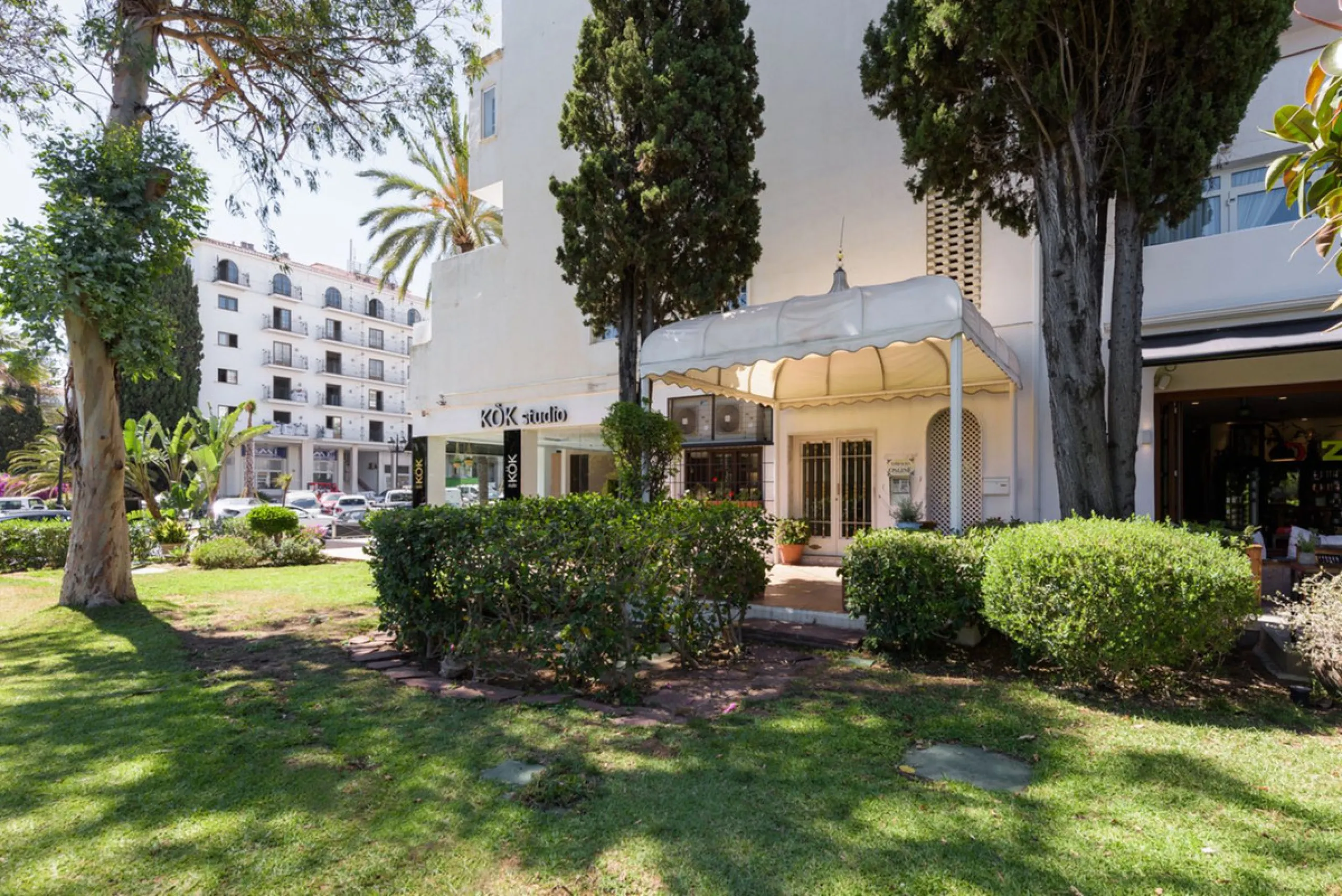 For sale townhouse renovated with quality materials and contemporary style located in one of the best areas of Marbella.