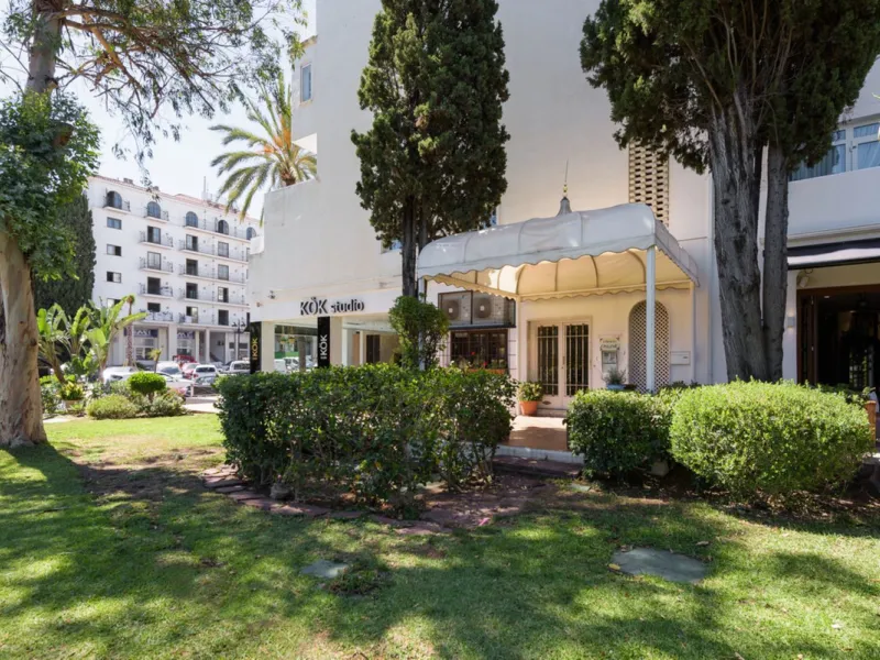 For sale townhouse renovated with quality materials and contemporary style located in one of the best areas of Marbella.
