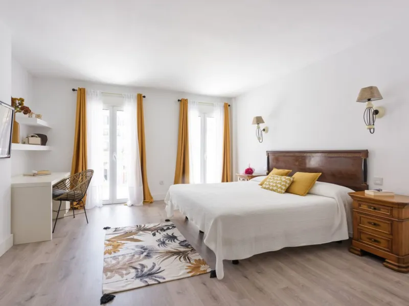 For sale townhouse renovated with quality materials and contemporary style located in one of the best areas of Marbella.