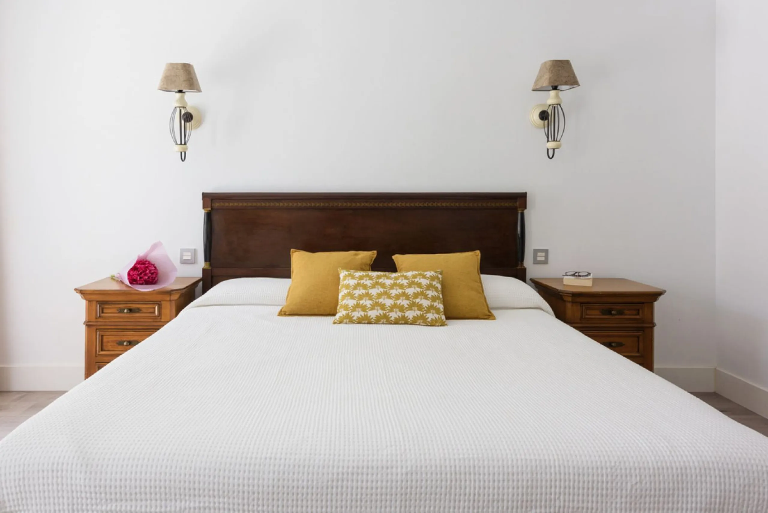 For sale townhouse renovated with quality materials and contemporary style located in one of the best areas of Marbella.