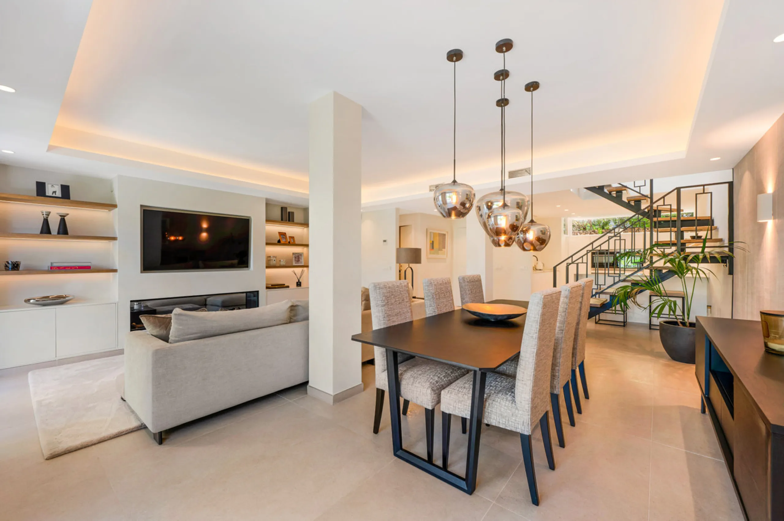 This fully renovated 3-bedroom, 2.5 -bathroom townhouse in La Quinta Hills blends Scandinavian design with Mediterranean warmth, creating a sophisticated and functional home in one of Benahavís' most desirable gated communities.