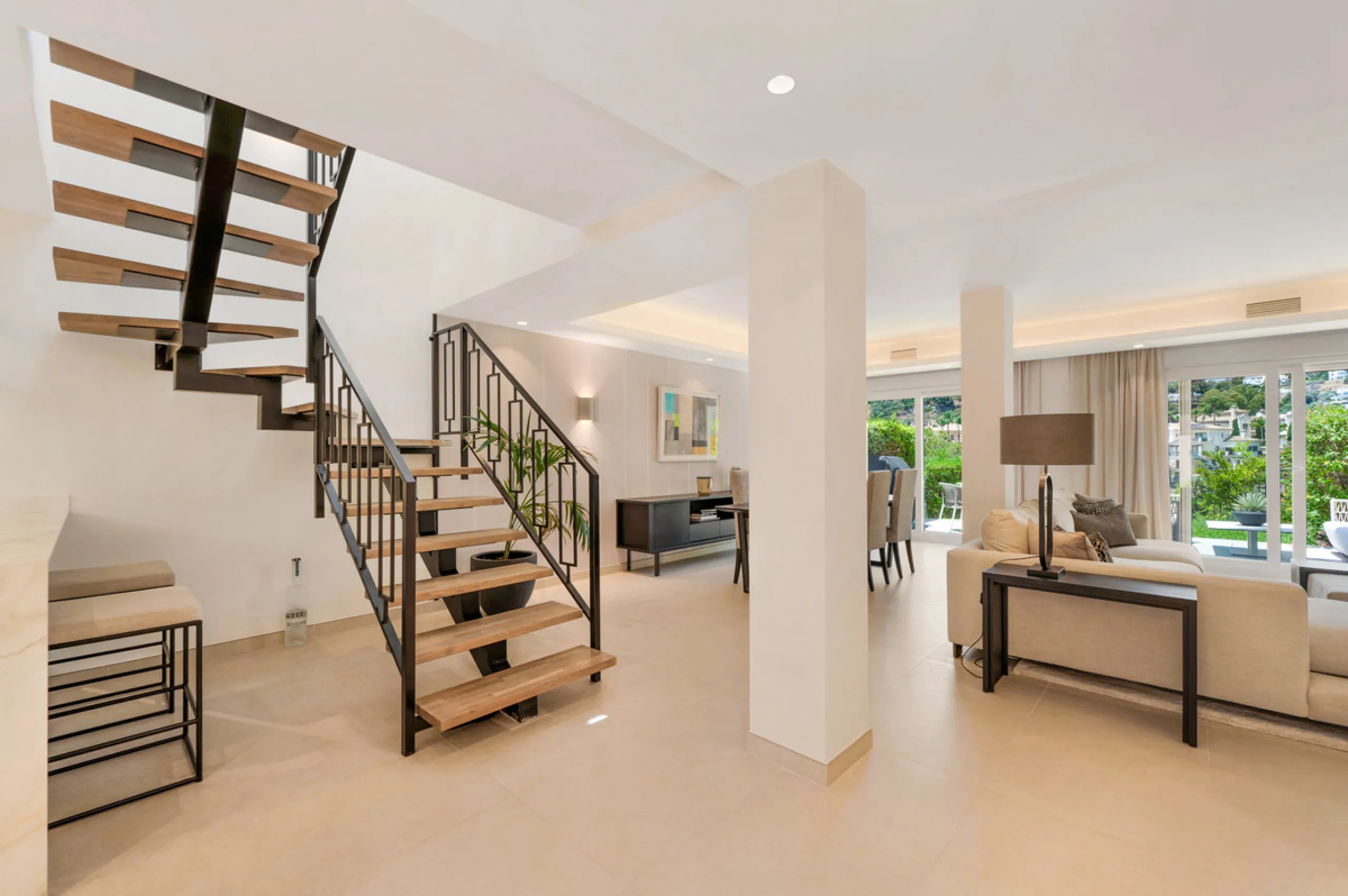 This fully renovated 3-bedroom, 2.5 -bathroom townhouse in La Quinta Hills blends Scandinavian design with Mediterranean warmth, creating a sophisticated and functional home in one of Benahavís' most desirable gated communities.