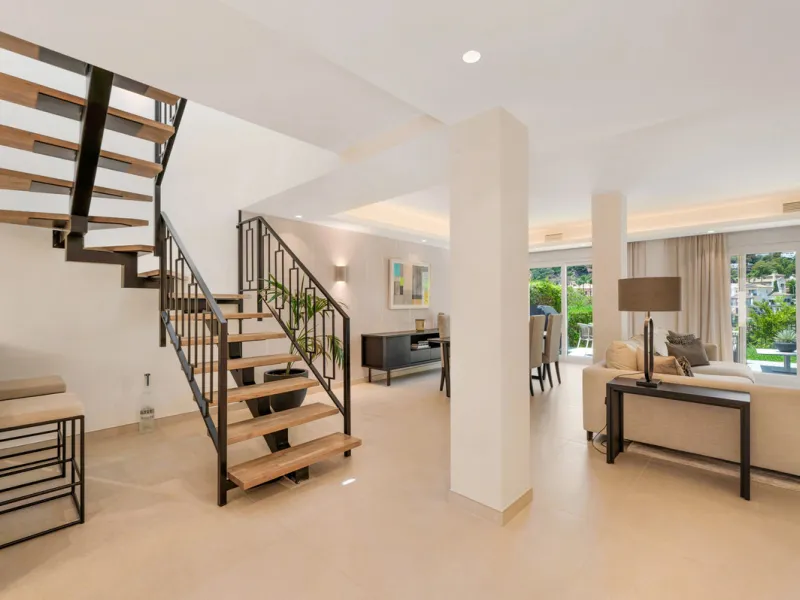 This fully renovated 3-bedroom, 2.5 -bathroom townhouse in La Quinta Hills blends Scandinavian design with Mediterranean warmth, creating a sophisticated and functional home in one of Benahavís' most desirable gated communities.