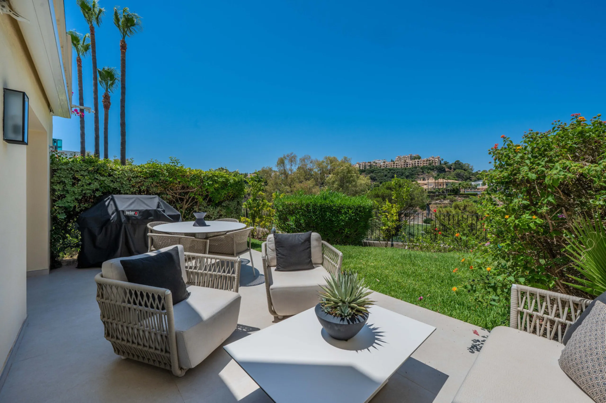 This fully renovated 3-bedroom, 2.5 -bathroom townhouse in La Quinta Hills blends Scandinavian design with Mediterranean warmth, creating a sophisticated and functional home in one of Benahavís' most desirable gated communities.