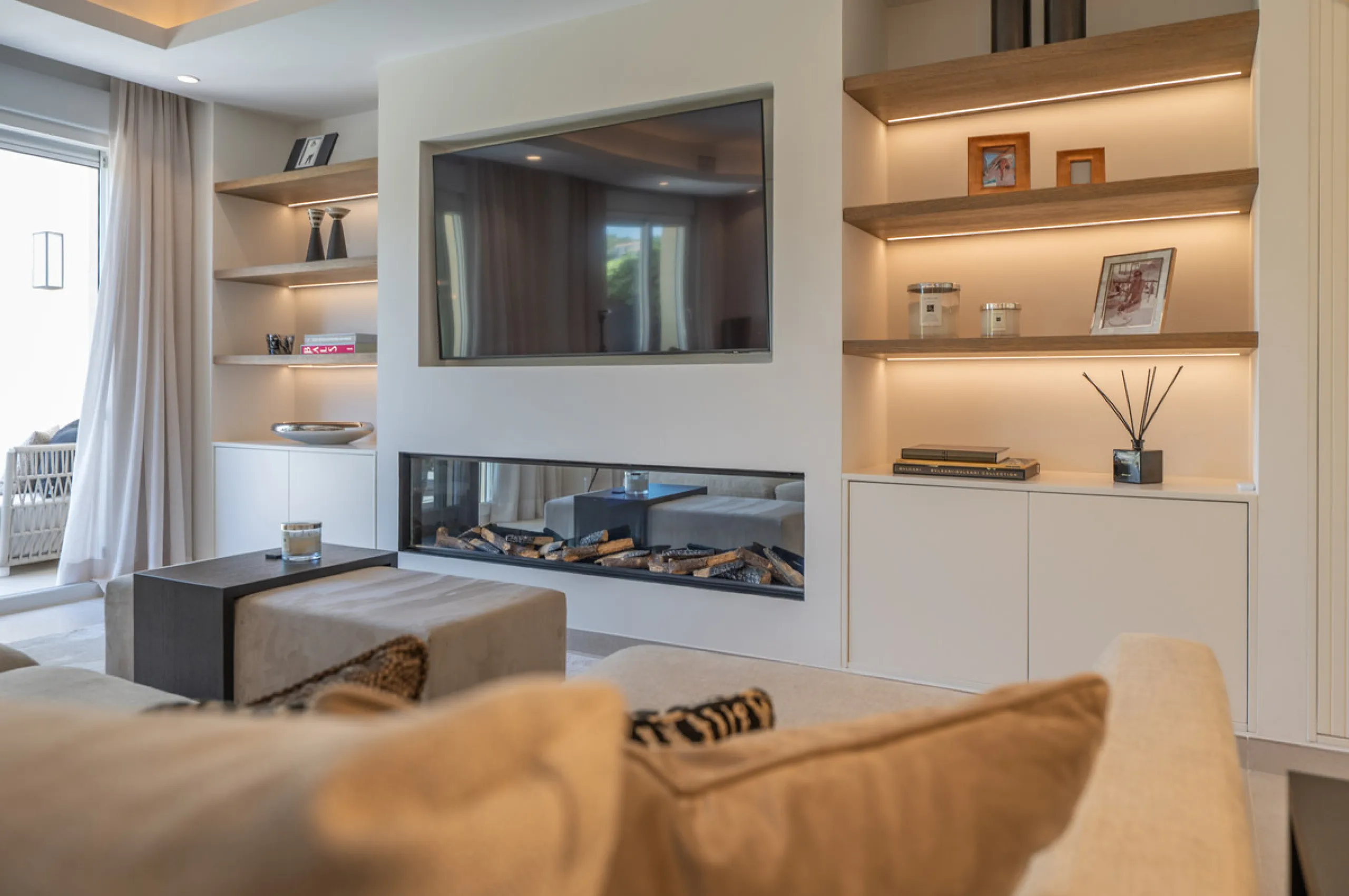 This fully renovated 3-bedroom, 2.5 -bathroom townhouse in La Quinta Hills blends Scandinavian design with Mediterranean warmth, creating a sophisticated and functional home in one of Benahavís' most desirable gated communities.