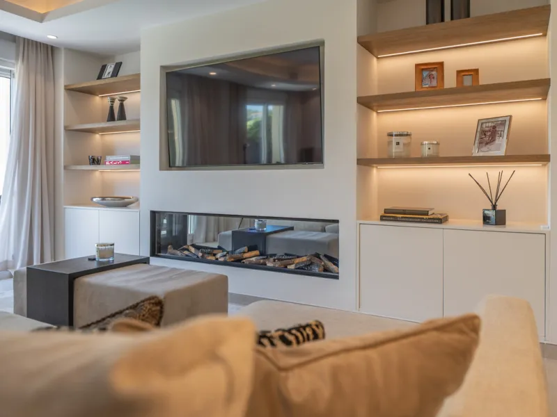 This fully renovated 3-bedroom, 2.5 -bathroom townhouse in La Quinta Hills blends Scandinavian design with Mediterranean warmth, creating a sophisticated and functional home in one of Benahavís' most desirable gated communities.