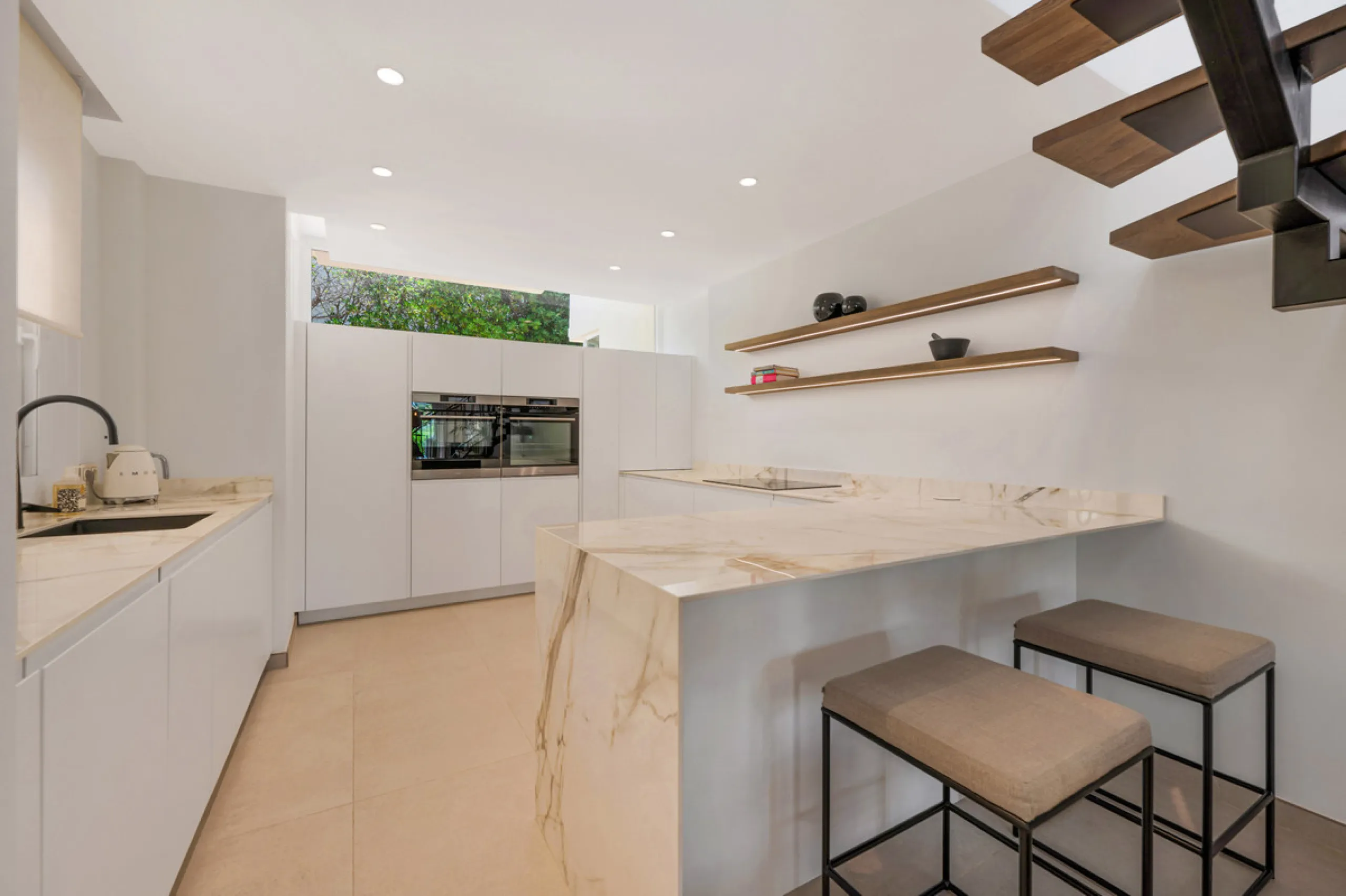 This fully renovated 3-bedroom, 2.5 -bathroom townhouse in La Quinta Hills blends Scandinavian design with Mediterranean warmth, creating a sophisticated and functional home in one of Benahavís' most desirable gated communities.