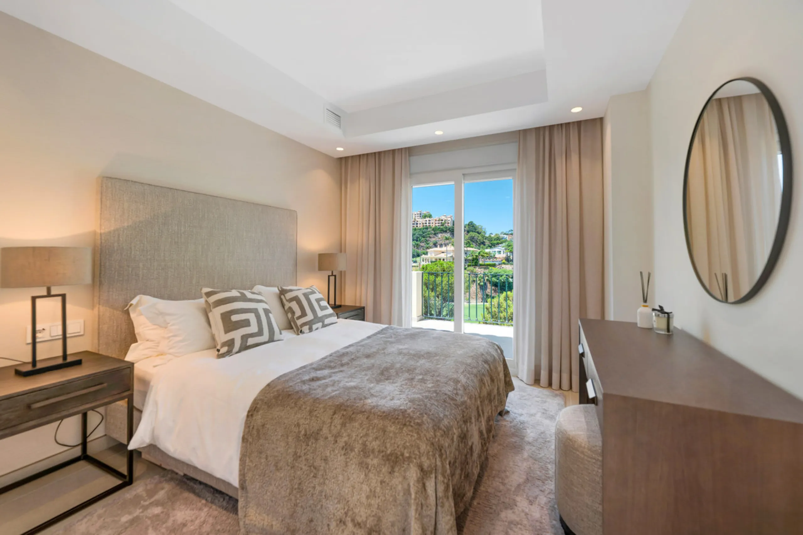 This fully renovated 3-bedroom, 2.5 -bathroom townhouse in La Quinta Hills blends Scandinavian design with Mediterranean warmth, creating a sophisticated and functional home in one of Benahavís' most desirable gated communities.