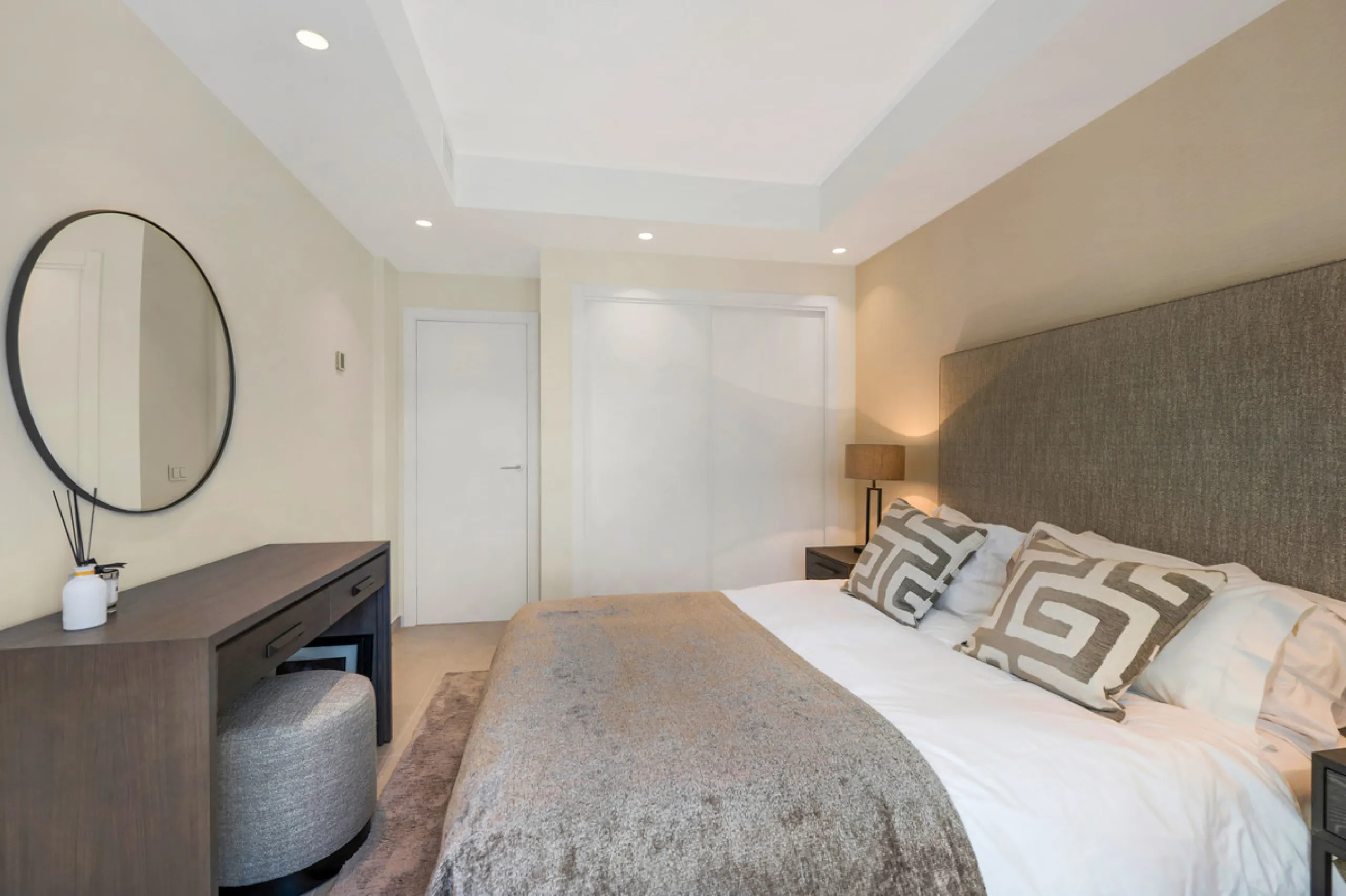 This fully renovated 3-bedroom, 2.5 -bathroom townhouse in La Quinta Hills blends Scandinavian design with Mediterranean warmth, creating a sophisticated and functional home in one of Benahavís' most desirable gated communities.