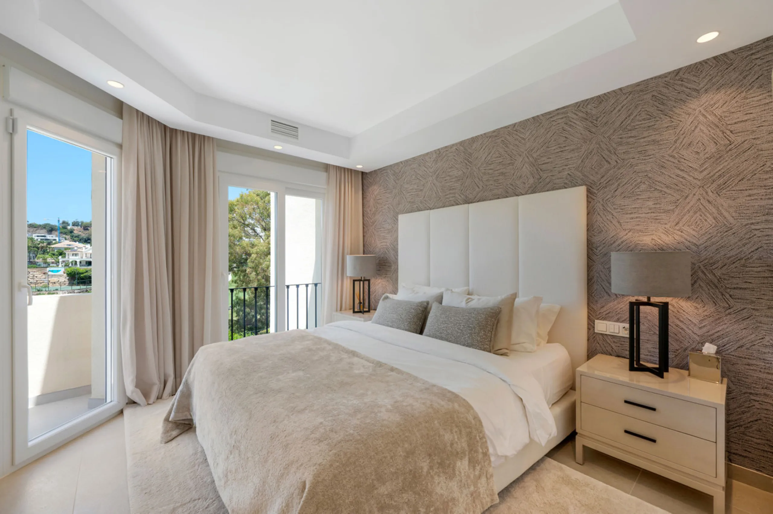 This fully renovated 3-bedroom, 2.5 -bathroom townhouse in La Quinta Hills blends Scandinavian design with Mediterranean warmth, creating a sophisticated and functional home in one of Benahavís' most desirable gated communities.