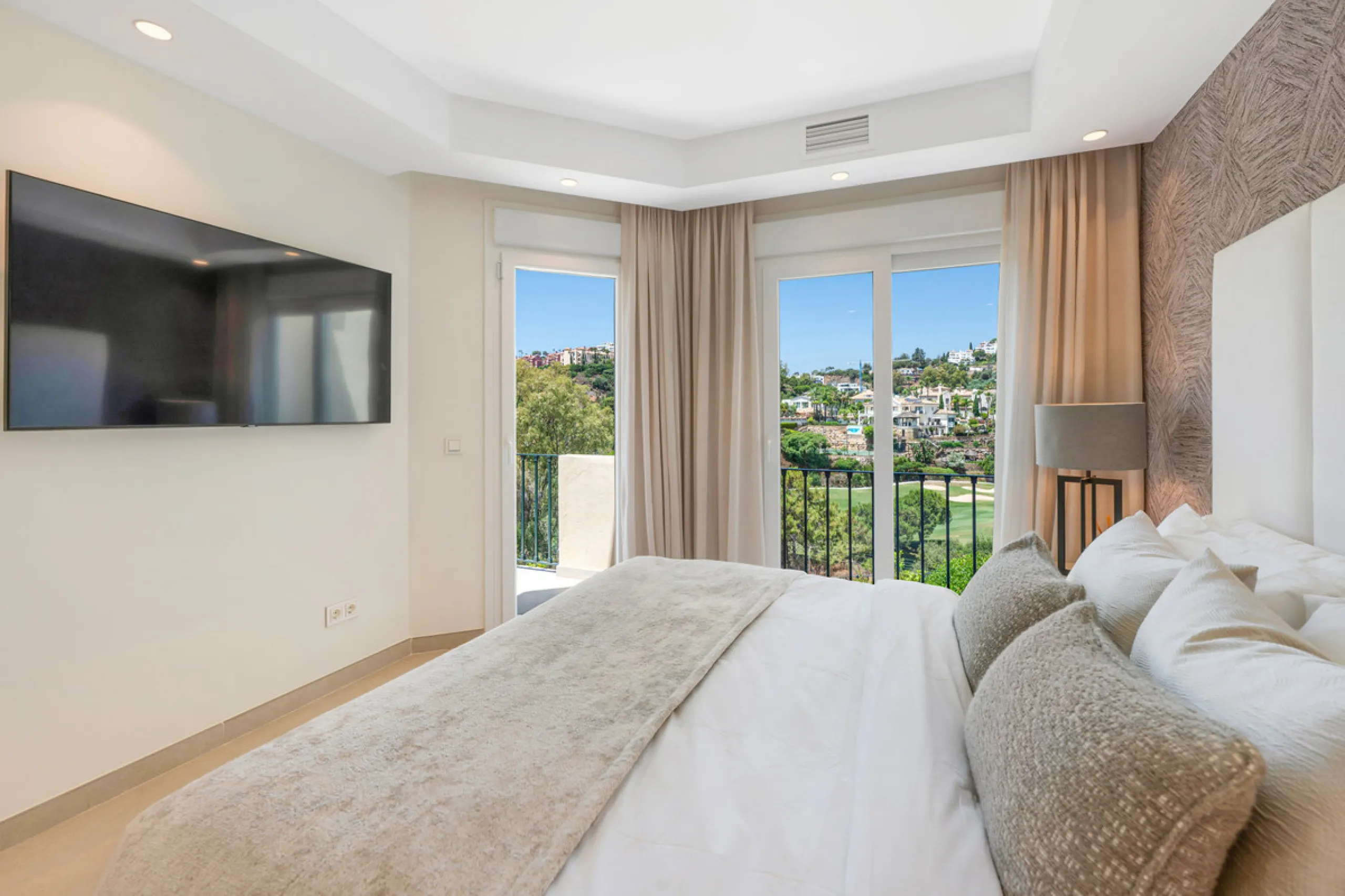 This fully renovated 3-bedroom, 2.5 -bathroom townhouse in La Quinta Hills blends Scandinavian design with Mediterranean warmth, creating a sophisticated and functional home in one of Benahavís' most desirable gated communities.