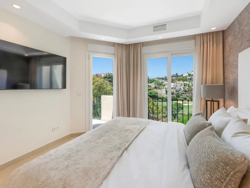 This fully renovated 3-bedroom, 2.5 -bathroom townhouse in La Quinta Hills blends Scandinavian design with Mediterranean warmth, creating a sophisticated and functional home in one of Benahavís' most desirable gated communities.