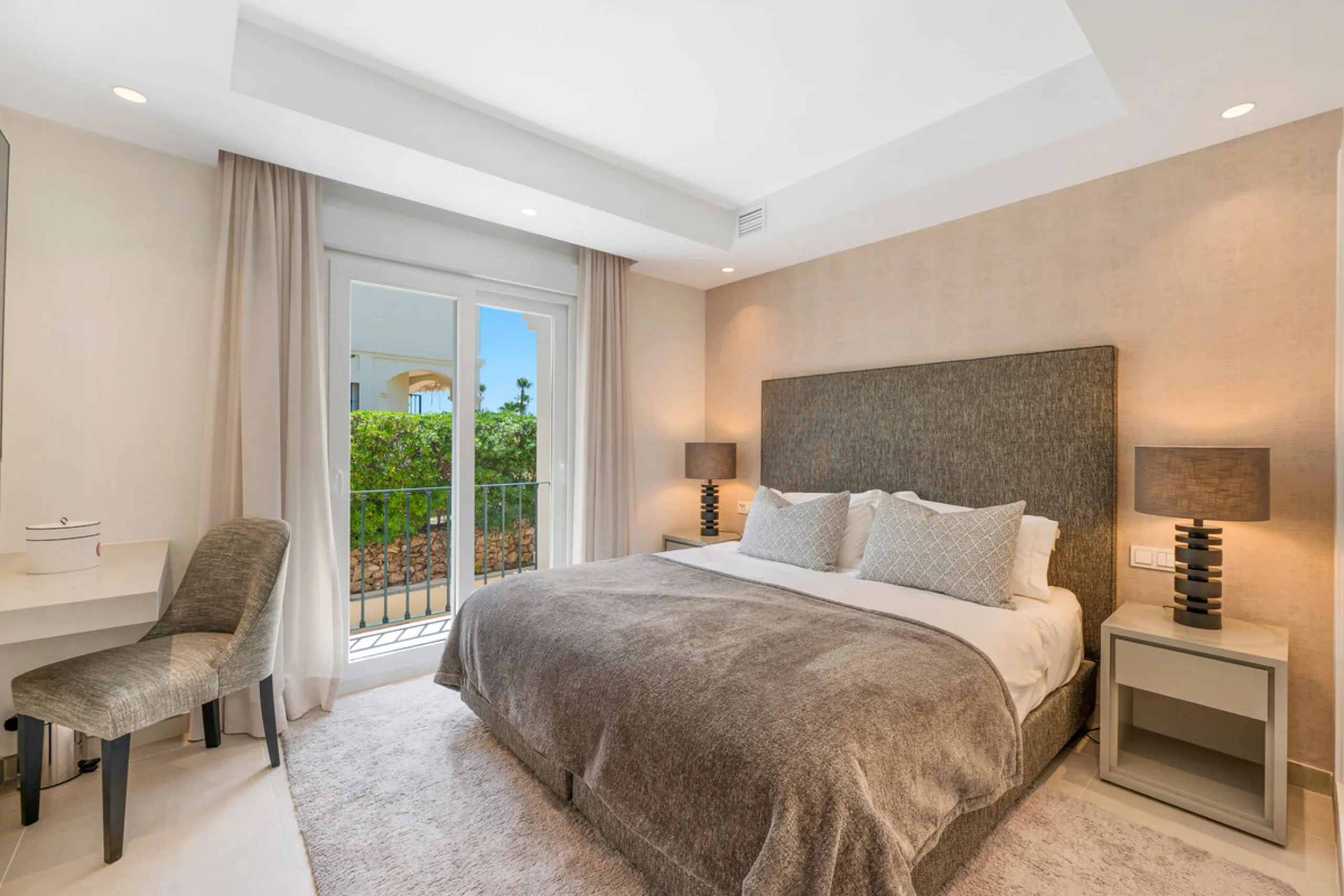 This fully renovated 3-bedroom, 2.5 -bathroom townhouse in La Quinta Hills blends Scandinavian design with Mediterranean warmth, creating a sophisticated and functional home in one of Benahavís' most desirable gated communities.
