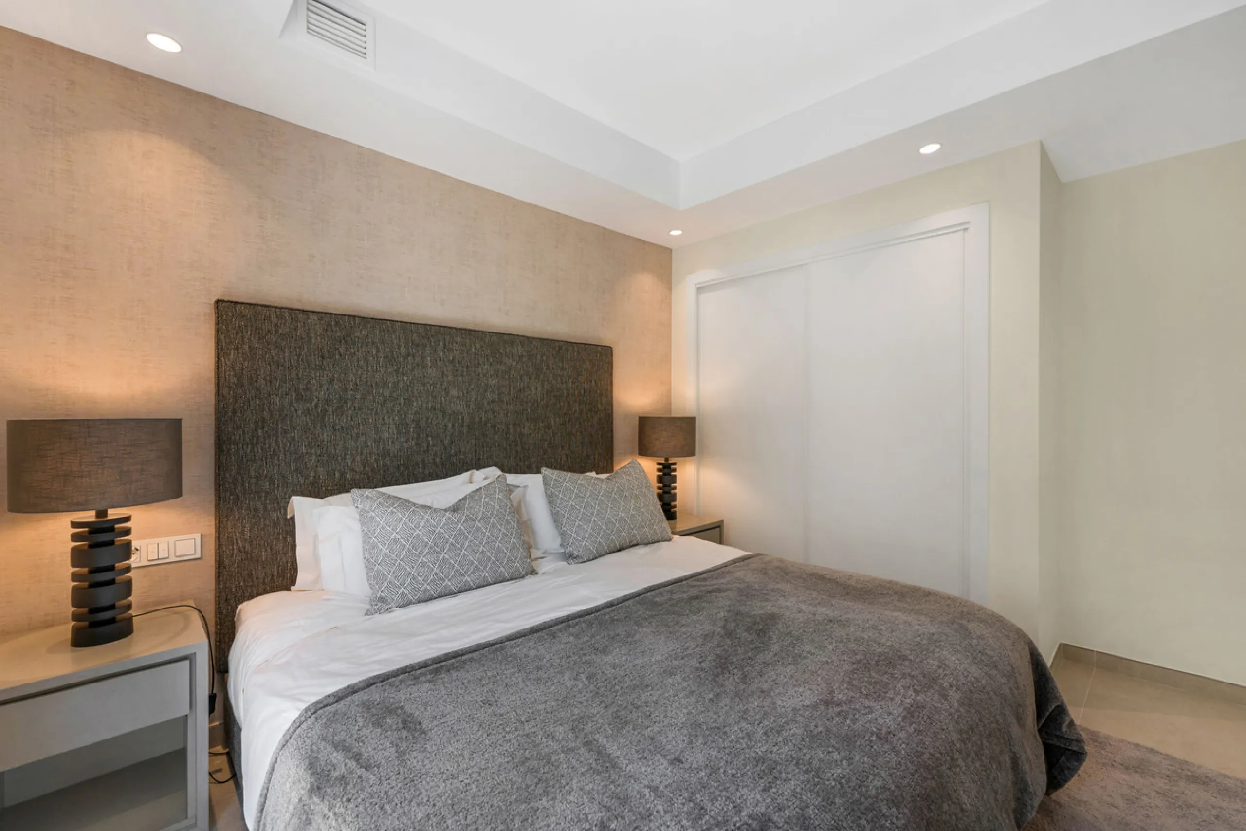 This fully renovated 3-bedroom, 2.5 -bathroom townhouse in La Quinta Hills blends Scandinavian design with Mediterranean warmth, creating a sophisticated and functional home in one of Benahavís' most desirable gated communities.