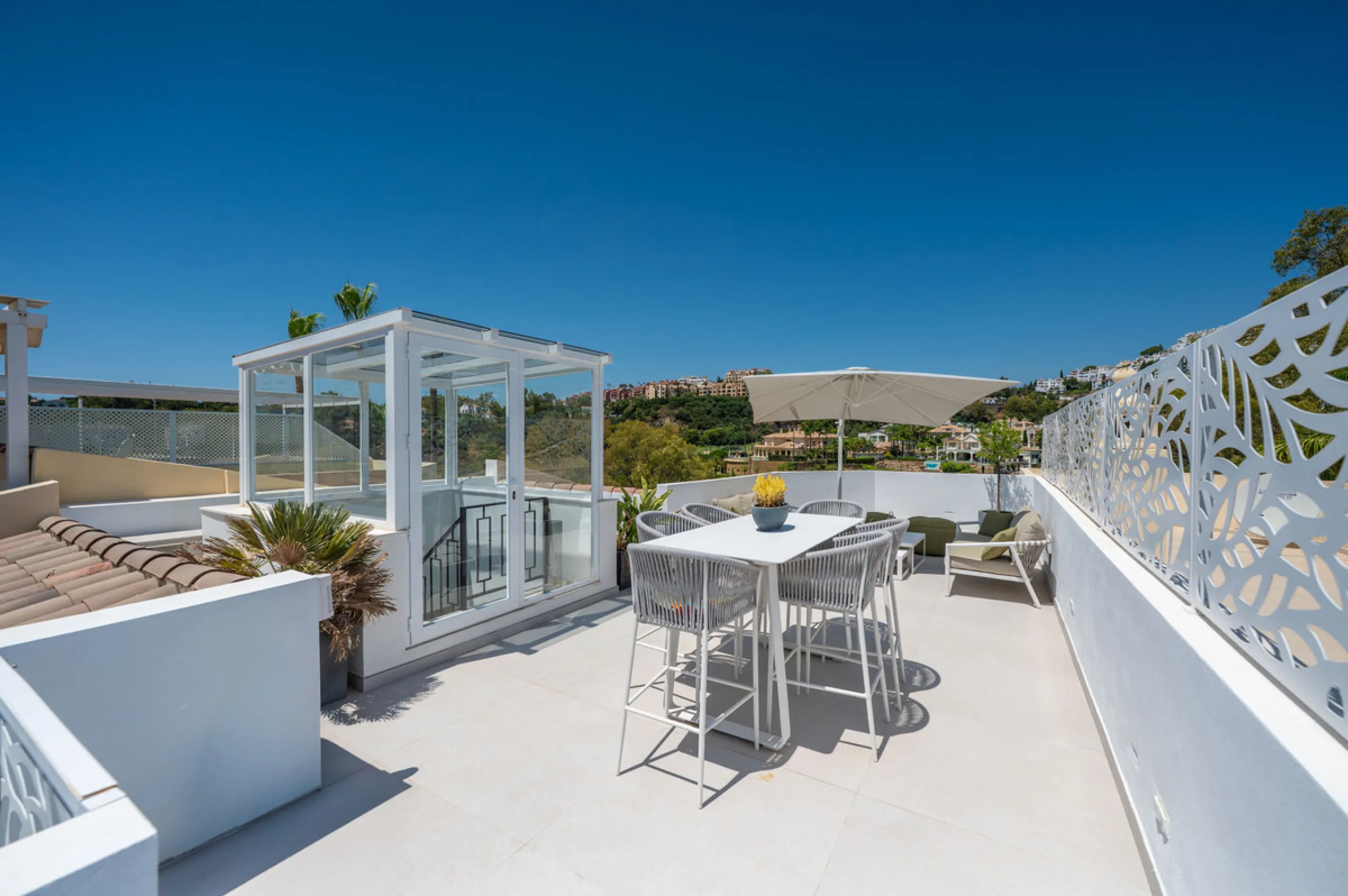 This fully renovated 3-bedroom, 2.5 -bathroom townhouse in La Quinta Hills blends Scandinavian design with Mediterranean warmth, creating a sophisticated and functional home in one of Benahavís' most desirable gated communities.