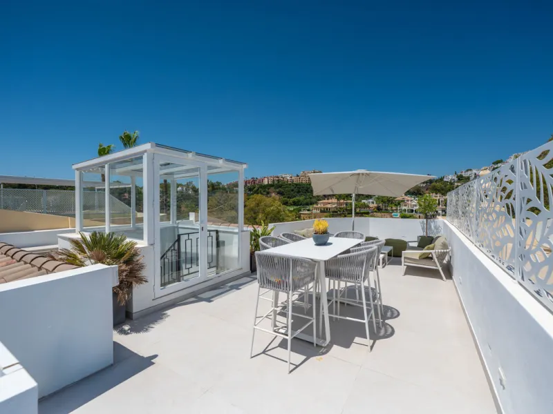 This fully renovated 3-bedroom, 2.5 -bathroom townhouse in La Quinta Hills blends Scandinavian design with Mediterranean warmth, creating a sophisticated and functional home in one of Benahavís' most desirable gated communities.