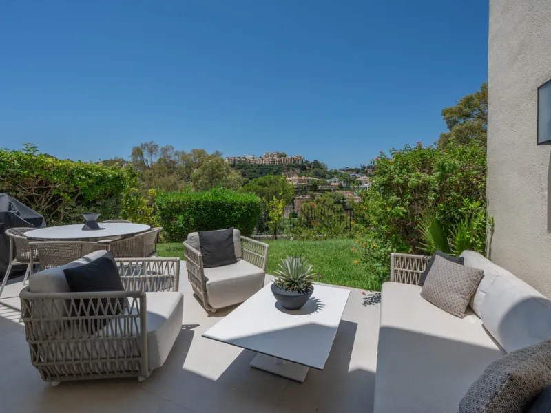 This fully renovated 3-bedroom, 2.5 -bathroom townhouse in La Quinta Hills blends Scandinavian design with Mediterranean warmth, creating a sophisticated and functional home in one of Benahavís' most desirable gated communities.