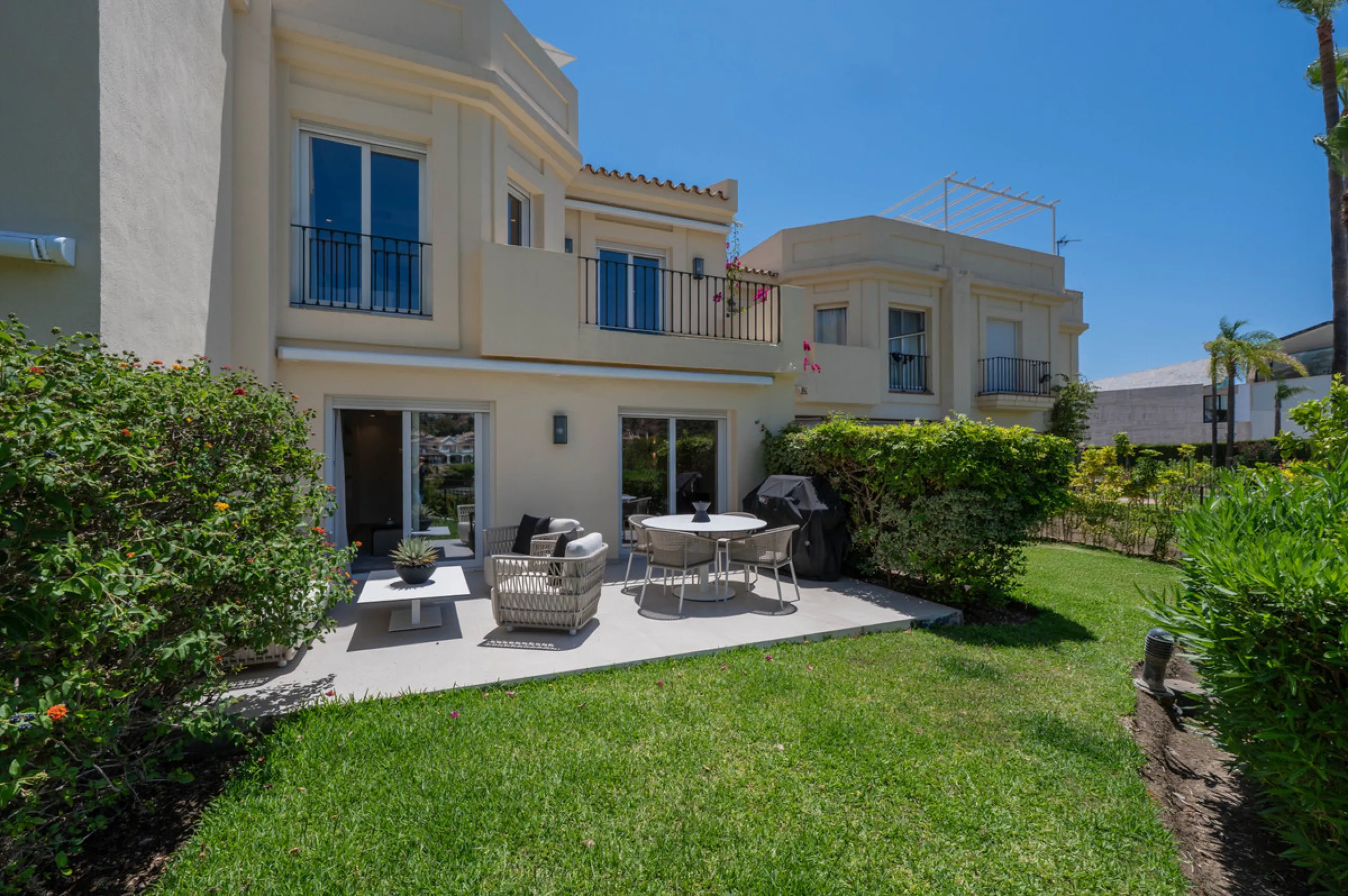 This fully renovated 3-bedroom, 2.5 -bathroom townhouse in La Quinta Hills blends Scandinavian design with Mediterranean warmth, creating a sophisticated and functional home in one of Benahavís' most desirable gated communities.