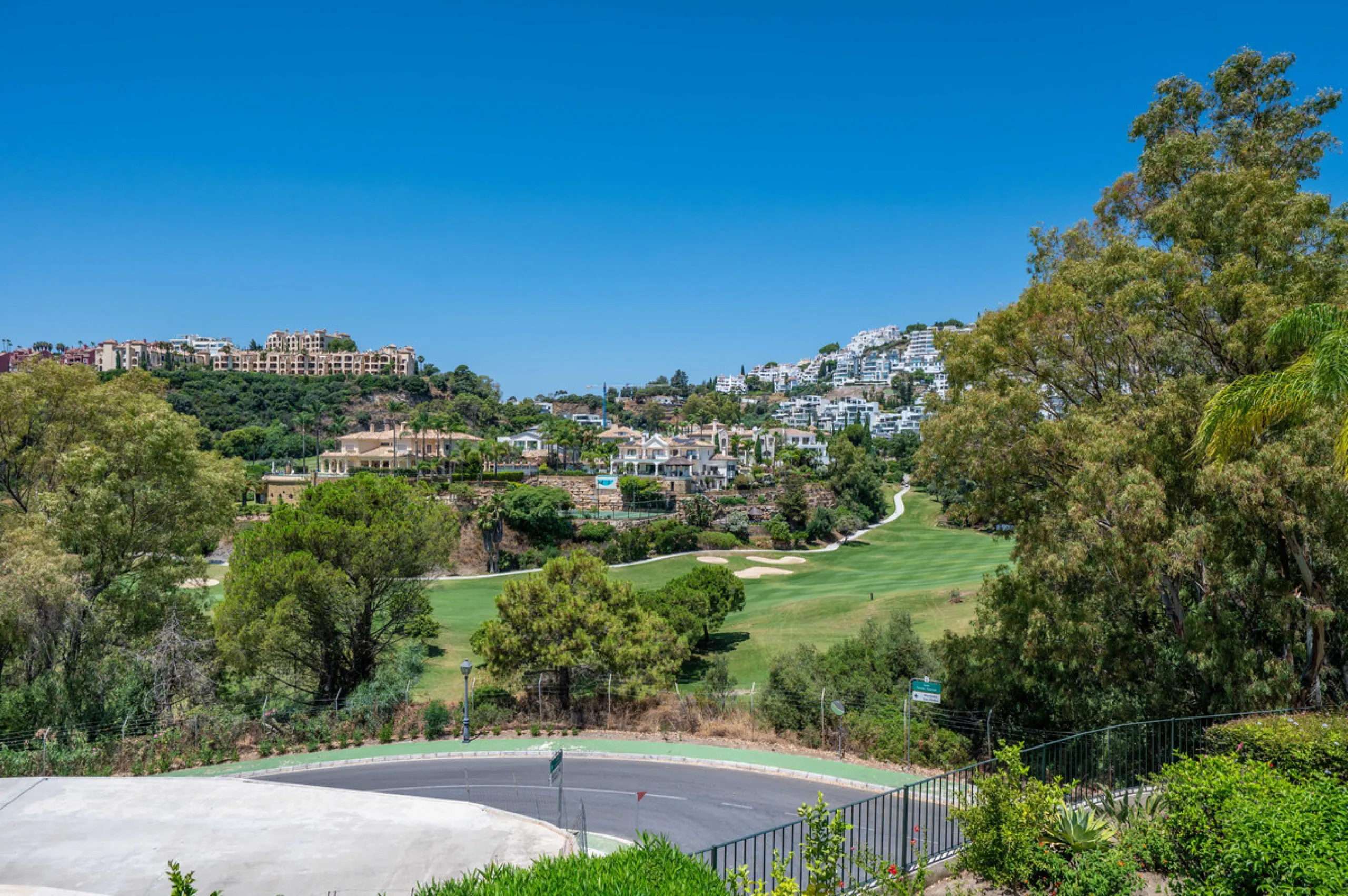 This fully renovated 3-bedroom, 2.5 -bathroom townhouse in La Quinta Hills blends Scandinavian design with Mediterranean warmth, creating a sophisticated and functional home in one of Benahavís' most desirable gated communities.