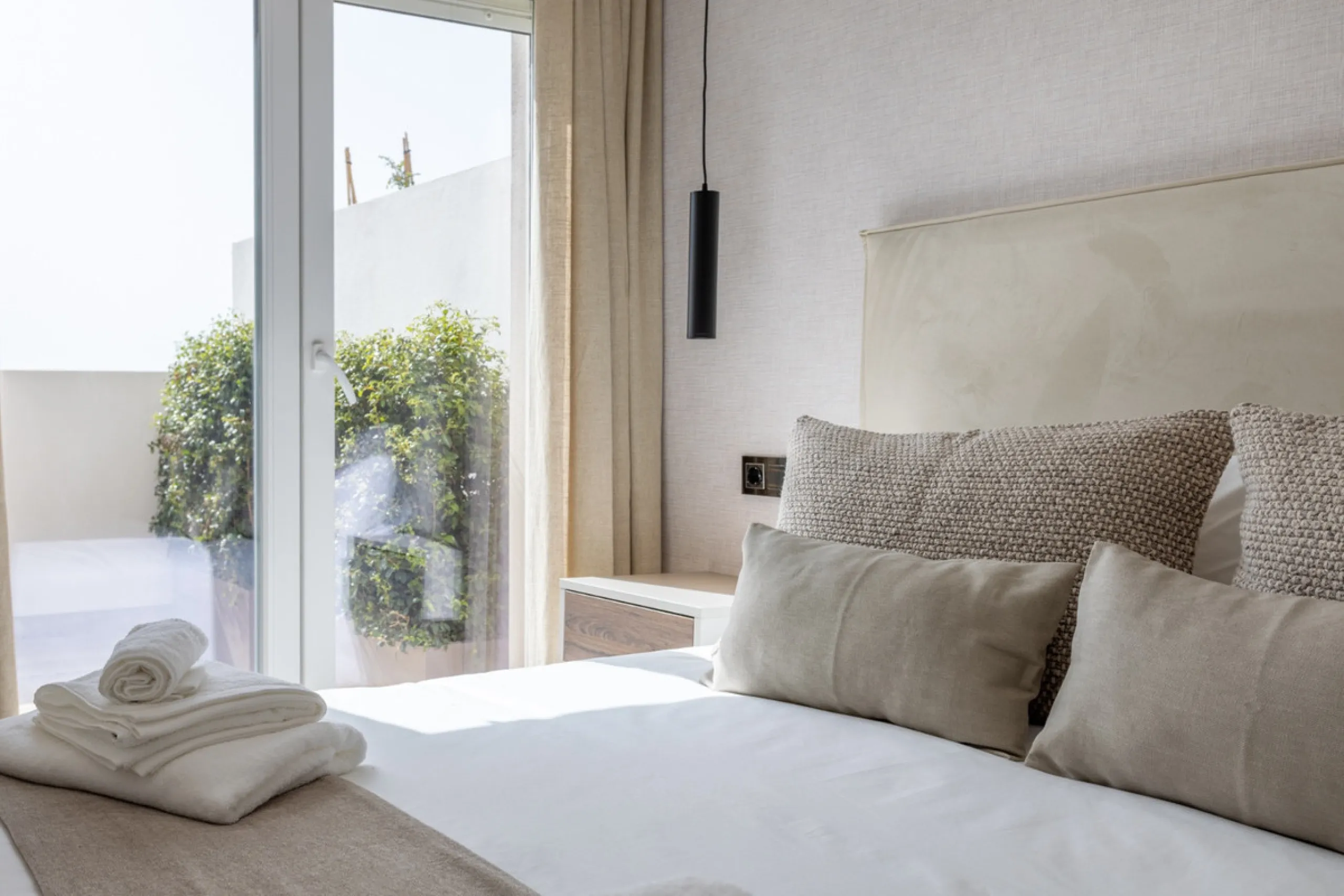 Discover modern coastal living in Apartment Albatros, a south-facing four-bedroom penthouse in the heart of La Campana. This bright and spacious home features two elegant bathrooms, an open-plan living and dining area, and a fully equipped kitchen with hi