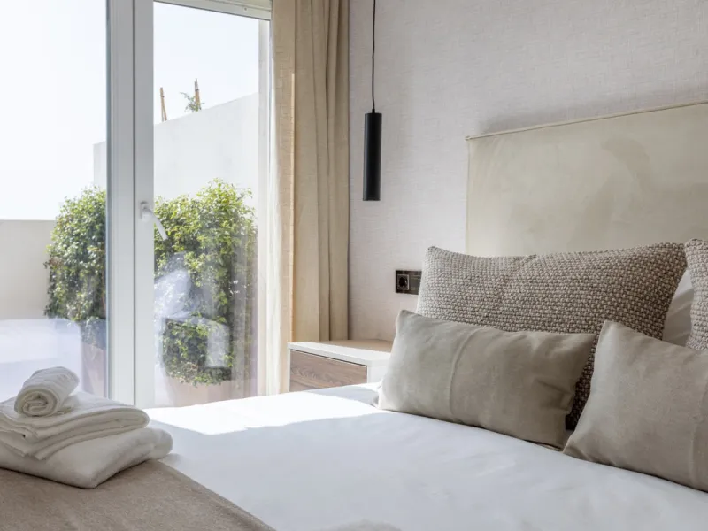 Discover modern coastal living in Apartment Albatros, a south-facing four-bedroom penthouse in the heart of La Campana. This bright and spacious home features two elegant bathrooms, an open-plan living and dining area, and a fully equipped kitchen with hi