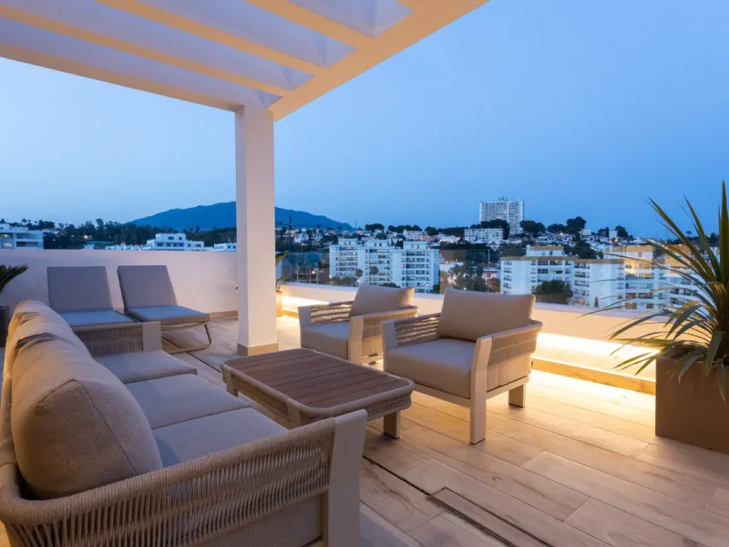 Discover modern coastal living in Apartment Albatros, a south-facing four-bedroom penthouse in the heart of La Campana. This bright and spacious home features two elegant bathrooms, an open-plan living and dining area, and a fully equipped kitchen with hi