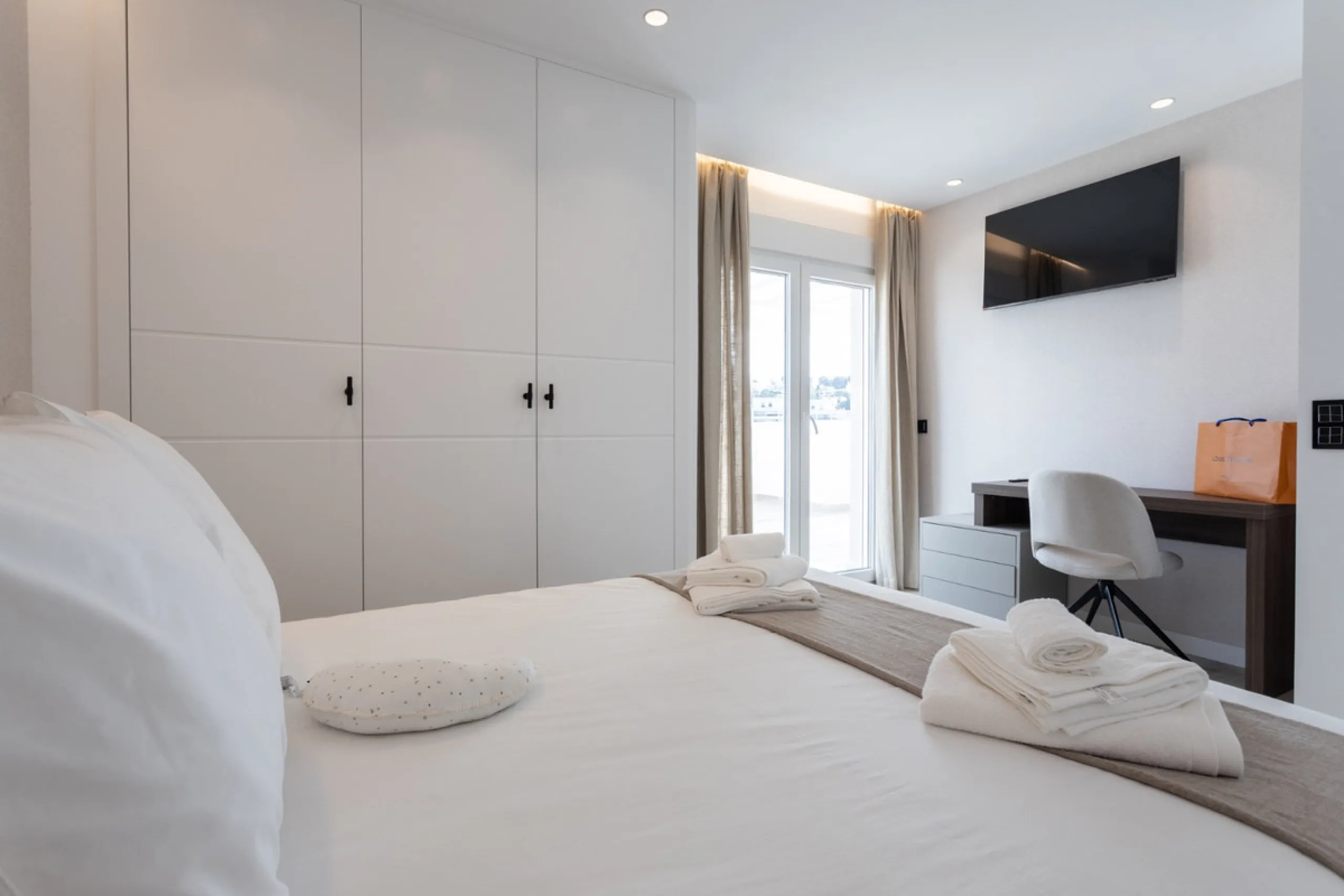 Discover modern coastal living in Apartment Albatros, a south-facing four-bedroom penthouse in the heart of La Campana. This bright and spacious home features two elegant bathrooms, an open-plan living and dining area, and a fully equipped kitchen with hi