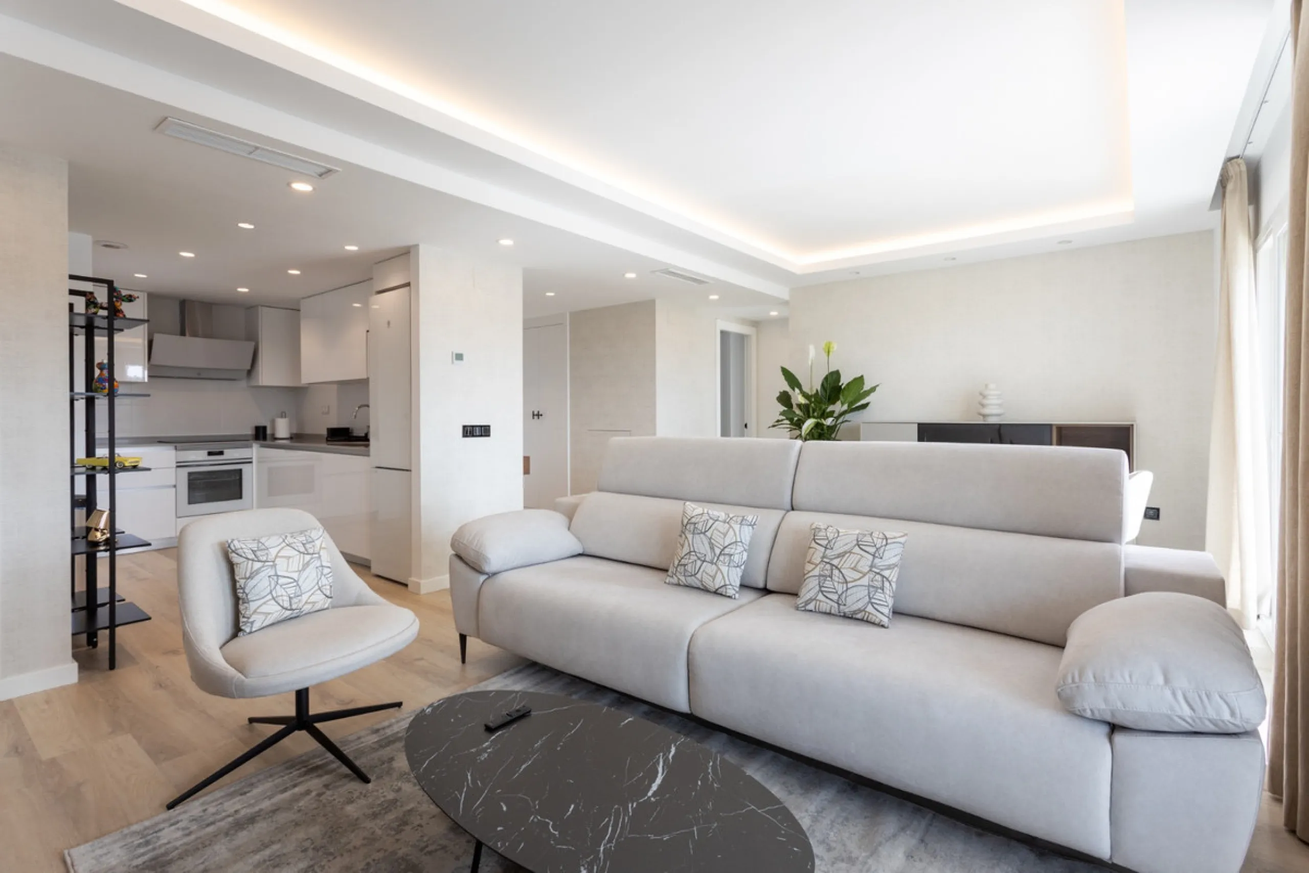 Discover modern coastal living in Apartment Albatros, a south-facing four-bedroom penthouse in the heart of La Campana. This bright and spacious home features two elegant bathrooms, an open-plan living and dining area, and a fully equipped kitchen with hi