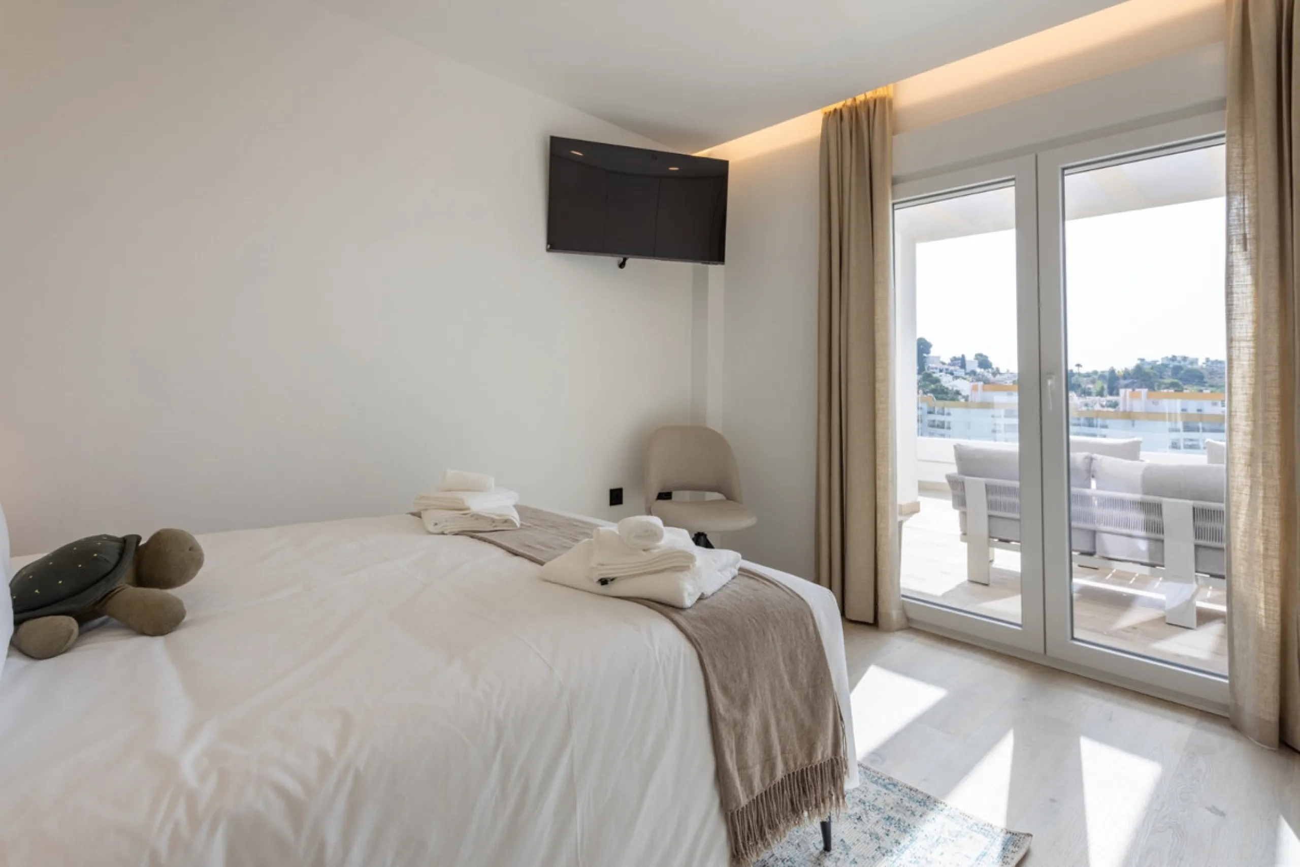 Discover modern coastal living in Apartment Albatros, a south-facing four-bedroom penthouse in the heart of La Campana. This bright and spacious home features two elegant bathrooms, an open-plan living and dining area, and a fully equipped kitchen with hi