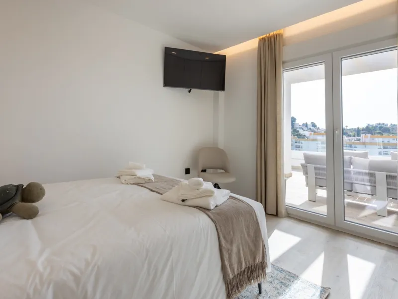 Discover modern coastal living in Apartment Albatros, a south-facing four-bedroom penthouse in the heart of La Campana. This bright and spacious home features two elegant bathrooms, an open-plan living and dining area, and a fully equipped kitchen with hi