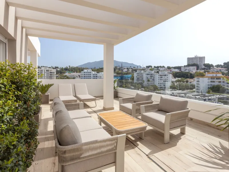 Discover modern coastal living in Apartment Albatros, a south-facing four-bedroom penthouse in the heart of La Campana. This bright and spacious home features two elegant bathrooms, an open-plan living and dining area, and a fully equipped kitchen with hi