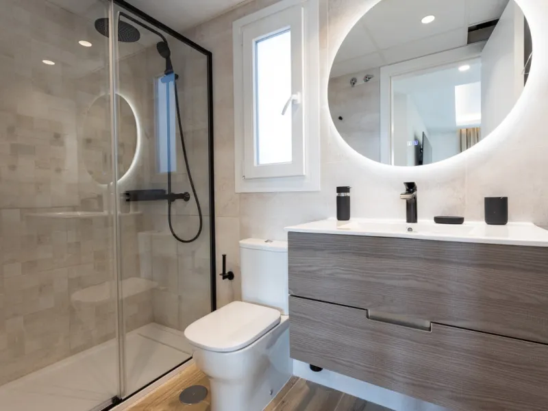 Discover modern coastal living in Apartment Albatros, a south-facing four-bedroom penthouse in the heart of La Campana. This bright and spacious home features two elegant bathrooms, an open-plan living and dining area, and a fully equipped kitchen with hi