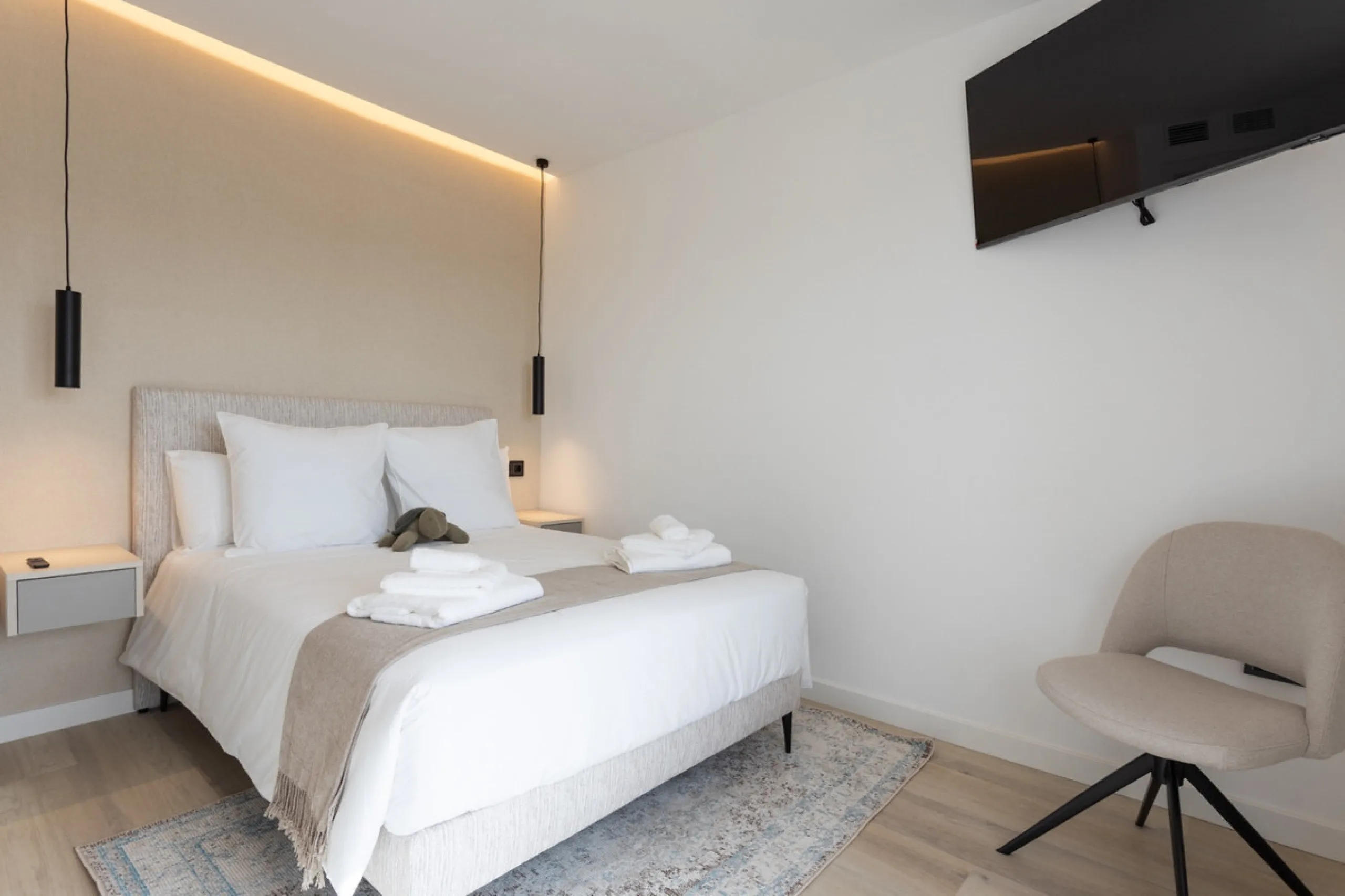 Discover modern coastal living in Apartment Albatros, a south-facing four-bedroom penthouse in the heart of La Campana. This bright and spacious home features two elegant bathrooms, an open-plan living and dining area, and a fully equipped kitchen with hi
