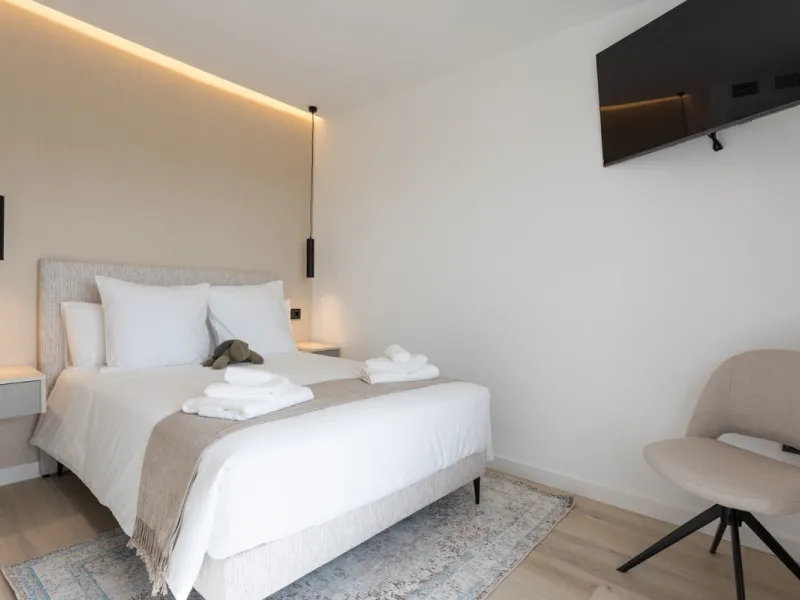 Discover modern coastal living in Apartment Albatros, a south-facing four-bedroom penthouse in the heart of La Campana. This bright and spacious home features two elegant bathrooms, an open-plan living and dining area, and a fully equipped kitchen with hi