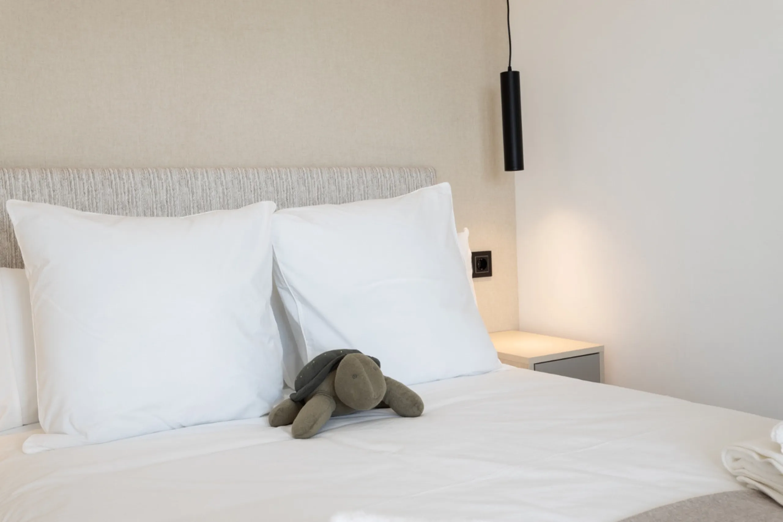 Discover modern coastal living in Apartment Albatros, a south-facing four-bedroom penthouse in the heart of La Campana. This bright and spacious home features two elegant bathrooms, an open-plan living and dining area, and a fully equipped kitchen with hi