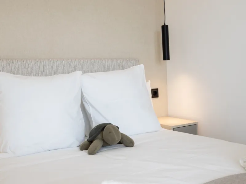 Discover modern coastal living in Apartment Albatros, a south-facing four-bedroom penthouse in the heart of La Campana. This bright and spacious home features two elegant bathrooms, an open-plan living and dining area, and a fully equipped kitchen with hi