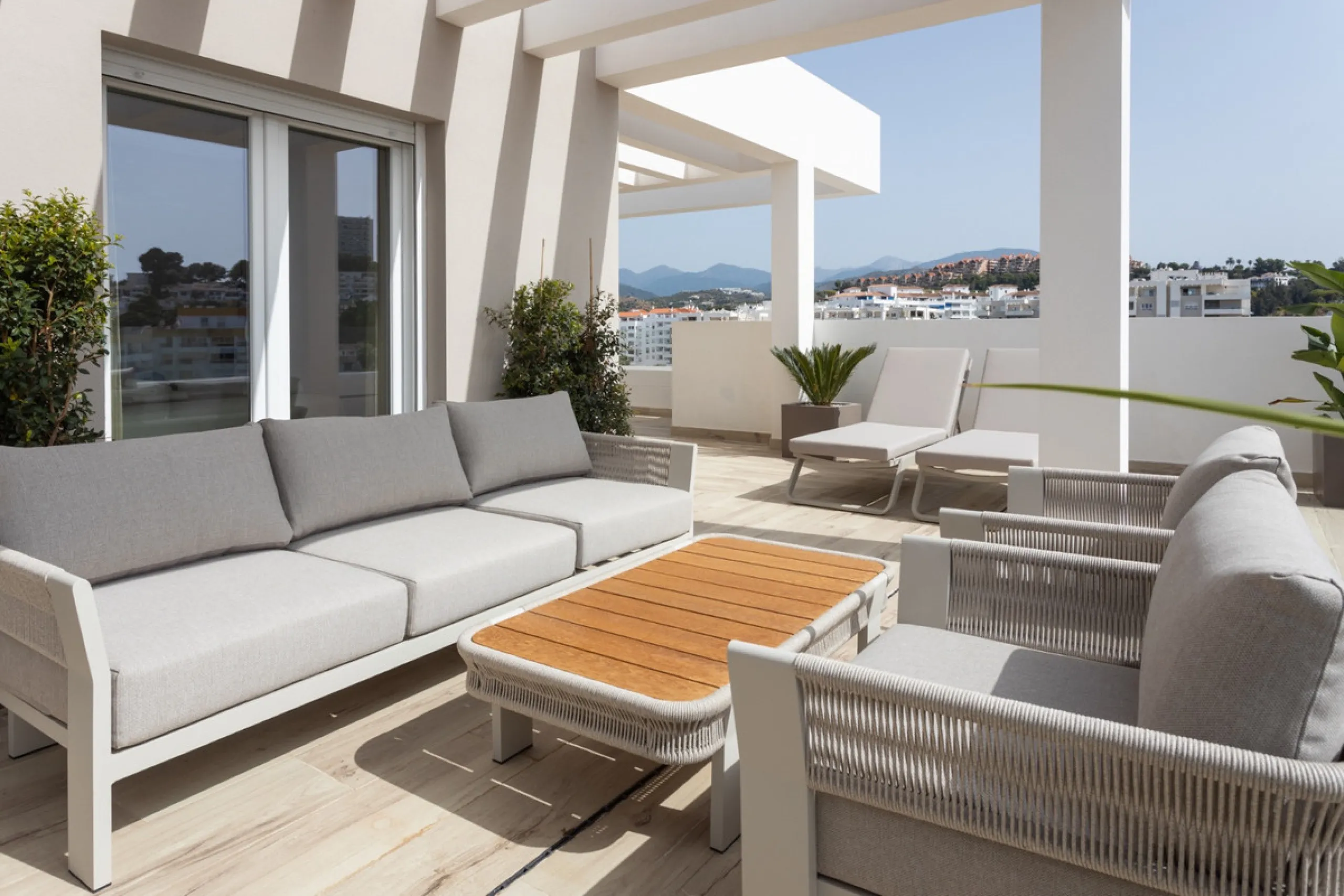 Discover modern coastal living in Apartment Albatros, a south-facing four-bedroom penthouse in the heart of La Campana. This bright and spacious home features two elegant bathrooms, an open-plan living and dining area, and a fully equipped kitchen with hi