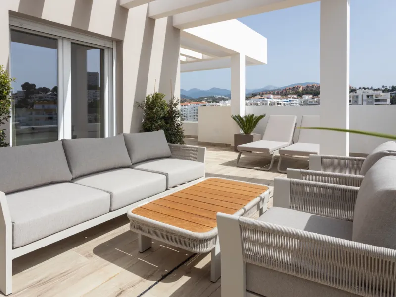 Discover modern coastal living in Apartment Albatros, a south-facing four-bedroom penthouse in the heart of La Campana. This bright and spacious home features two elegant bathrooms, an open-plan living and dining area, and a fully equipped kitchen with hi